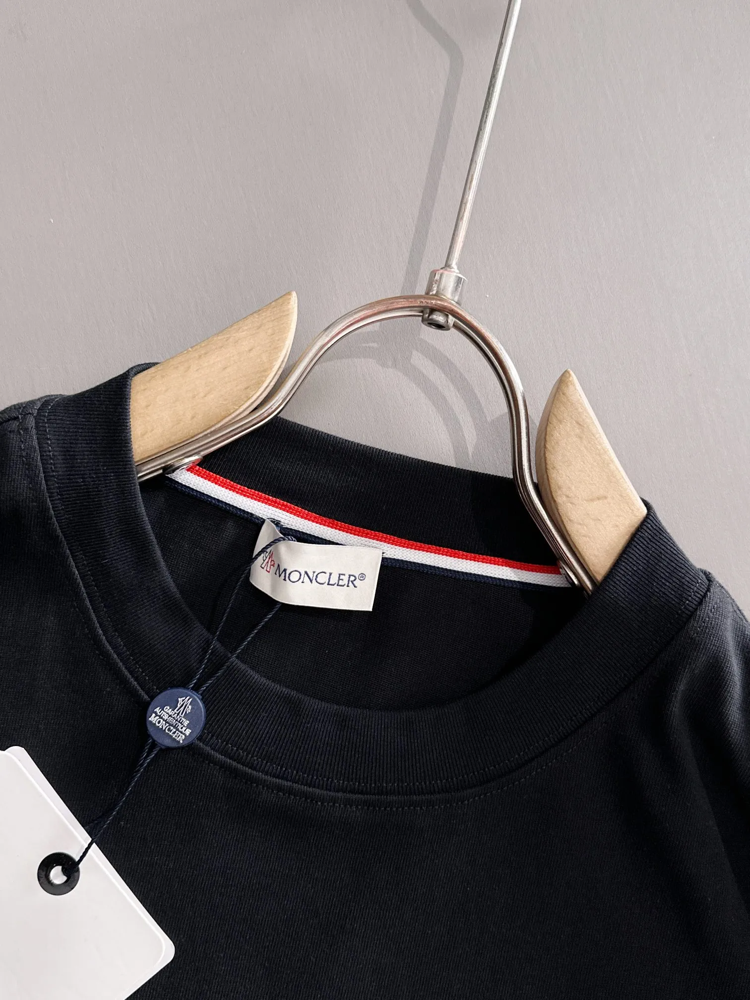 P190 Moncler 2025 new style Woven pocket splicing process Customized small logo Uniform style for men and women Long-sleeved T-shirt · Customized 280g pure cotton fabric · Custom dyed 32-count double-strand thread · Collar label, hangtag, main mark and three complete labels Color: black Size: XS S M L