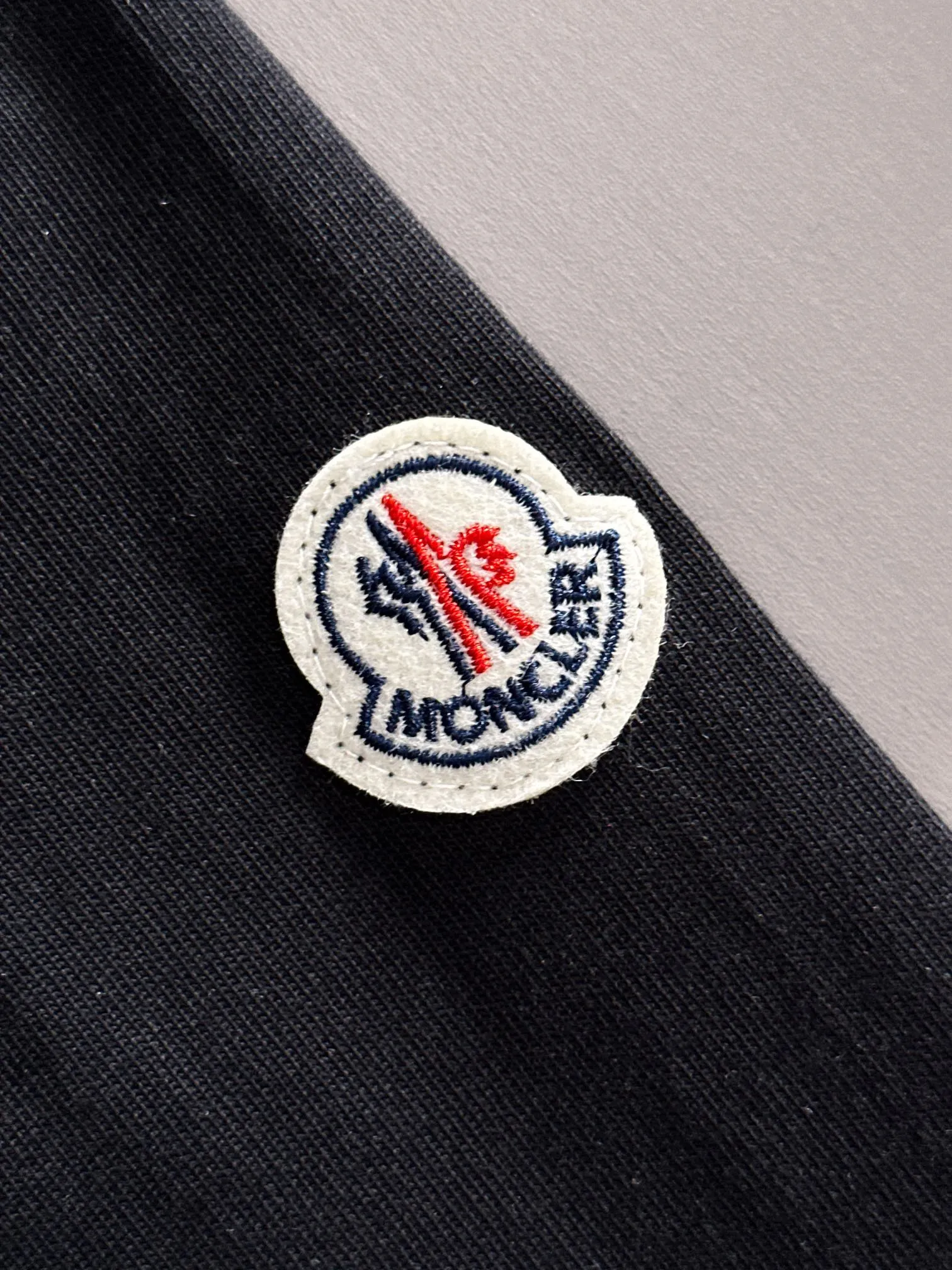 P190 Moncler 2025 new style Woven pocket splicing process Customized small logo Uniform style for men and women Long-sleeved T-shirt · Customized 280g pure cotton fabric · Custom dyed 32-count double-strand thread · Collar label, hangtag, main mark and three complete labels Color: black Size: XS S M L