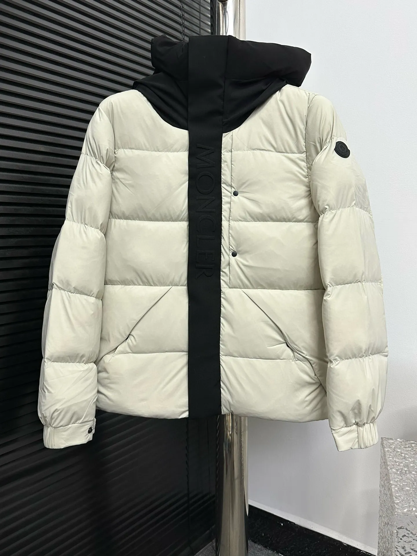 P820 ​​[Moncler] Mouth Guard Three-dimensional Embossed Letters Down Jacket Black Samurai Hooded Mid-Length Down Jacket Hard to find on the official website Filled with 95% goose down The Madeira down jacket is a staple item in the functional wardrobe. Made of Longuesaison nylon, it provides excellent warmth and comfort. Presented in calming neutral tones, the loose silhouette pays homage to clean design. Made from matt Longue Saison nylon Painted nylon lining Filled with down Hood and front placket made from 2.5 layers of fabric Logo lettering embossed Hidden button and zip closure Exterior pockets with concealed snap fastening Chest pockets with zipper closure Adjustable hood and flat elastic drawstring Matt black branding Sizes: 1 2 3 4 5