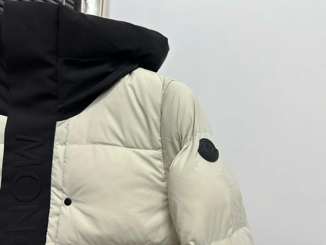 P820 ​​[Moncler] Mouth Guard Three-dimensional Embossed Letters Down Jacket Black Samurai Hooded Mid-Length Down Jacket Hard to find on the official website Filled with 95% goose down The Madeira down jacket is a staple item in the functional wardrobe. Made of Longuesaison nylon, it provides excellent warmth and comfort. Presented in calming neutral tones, the loose silhouette pays homage to clean design. Made from matt Longue Saison nylon Painted nylon lining Filled with down Hood and front placket made from 2.5 layers of fabric Logo lettering embossed Hidden button and zip closure Exterior pockets with concealed snap fastening Chest pockets with zipper closure Adjustable hood and flat elastic drawstring Matt black branding Sizes: 1 2 3 4 5