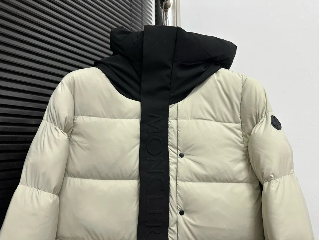 P820 ​​[Moncler] Mouth Guard Three-dimensional Embossed Letters Down Jacket Black Samurai Hooded Mid-Length Down Jacket Hard to find on the official website Filled with 95% goose down The Madeira down jacket is a staple item in the functional wardrobe. Made of Longuesaison nylon, it provides excellent warmth and comfort. Presented in calming neutral tones, the loose silhouette pays homage to clean design. Made from matt Longue Saison nylon Painted nylon lining Filled with down Hood and front placket made from 2.5 layers of fabric Logo lettering embossed Hidden button and zip closure Exterior pockets with concealed snap fastening Chest pockets with zipper closure Adjustable hood and flat elastic drawstring Matt black branding Sizes: 1 2 3 4 5