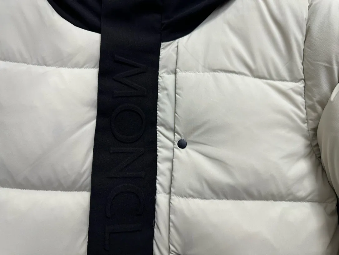 P820 ​​[Moncler] Mouth Guard Three-dimensional Embossed Letters Down Jacket Black Samurai Hooded Mid-Length Down Jacket Hard to find on the official website Filled with 95% goose down The Madeira down jacket is a staple item in the functional wardrobe. Made of Longuesaison nylon, it provides excellent warmth and comfort. Presented in calming neutral tones, the loose silhouette pays homage to clean design. Made from matt Longue Saison nylon Painted nylon lining Filled with down Hood and front placket made from 2.5 layers of fabric Logo lettering embossed Hidden button and zip closure Exterior pockets with concealed snap fastening Chest pockets with zipper closure Adjustable hood and flat elastic drawstring Matt black branding Sizes: 1 2 3 4 5