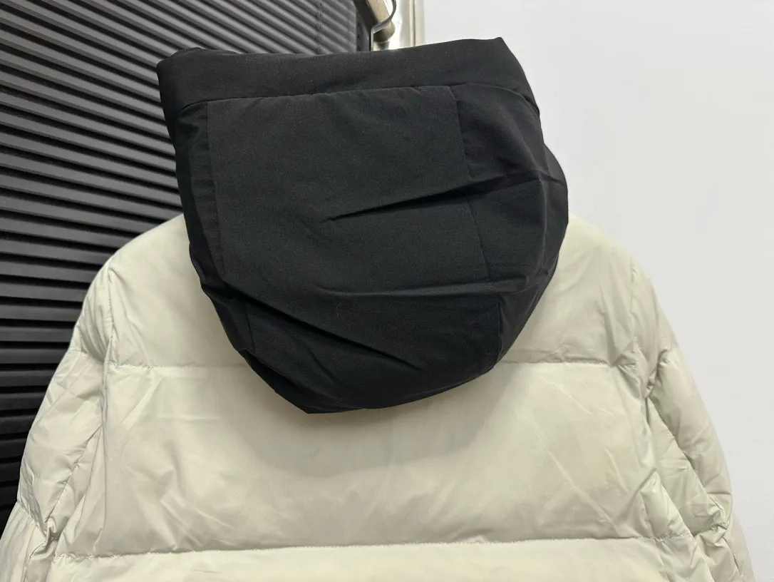 P820 ​​[Moncler] Mouth Guard Three-dimensional Embossed Letters Down Jacket Black Samurai Hooded Mid-Length Down Jacket Hard to find on the official website Filled with 95% goose down The Madeira down jacket is a staple item in the functional wardrobe. Made of Longuesaison nylon, it provides excellent warmth and comfort. Presented in calming neutral tones, the loose silhouette pays homage to clean design. Made from matt Longue Saison nylon Painted nylon lining Filled with down Hood and front placket made from 2.5 layers of fabric Logo lettering embossed Hidden button and zip closure Exterior pockets with concealed snap fastening Chest pockets with zipper closure Adjustable hood and flat elastic drawstring Matt black branding Sizes: 1 2 3 4 5