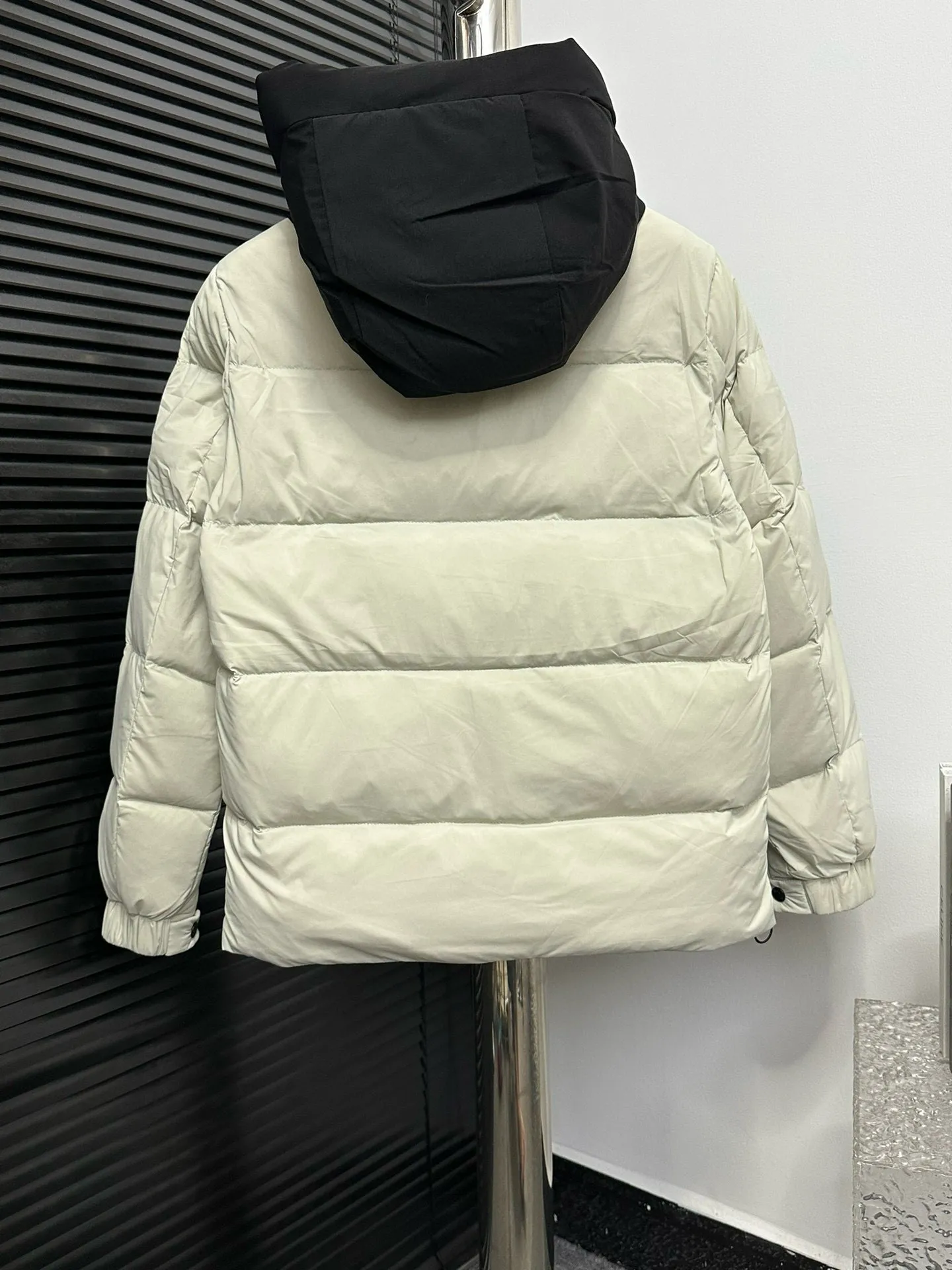 P820 ​​[Moncler] Mouth Guard Three-dimensional Embossed Letters Down Jacket Black Samurai Hooded Mid-Length Down Jacket Hard to find on the official website Filled with 95% goose down The Madeira down jacket is a staple item in the functional wardrobe. Made of Longuesaison nylon, it provides excellent warmth and comfort. Presented in calming neutral tones, the loose silhouette pays homage to clean design. Made from matt Longue Saison nylon Painted nylon lining Filled with down Hood and front placket made from 2.5 layers of fabric Logo lettering embossed Hidden button and zip closure Exterior pockets with concealed snap fastening Chest pockets with zipper closure Adjustable hood and flat elastic drawstring Matt black branding Sizes: 1 2 3 4 5