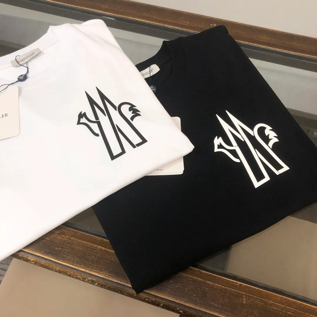 P160 MONCLER 2025 latest couple style round neck short-sleeved couple T-shirt, new spring and summer product, high quality 🔥🔥Three-dimensional logo letter logo printing technology on the chest! Fashionable and versatile trendy styles, customized imported fabrics! Comfortable to wear, breathable, fashionable without losing personality, the upper body is casual and casual, handsome and stylish, showing the temperament of a big brand. All three standards are complete! ! Color: Black White Size: S M L XL (Loose fit, please state your height and weight when placing an order)