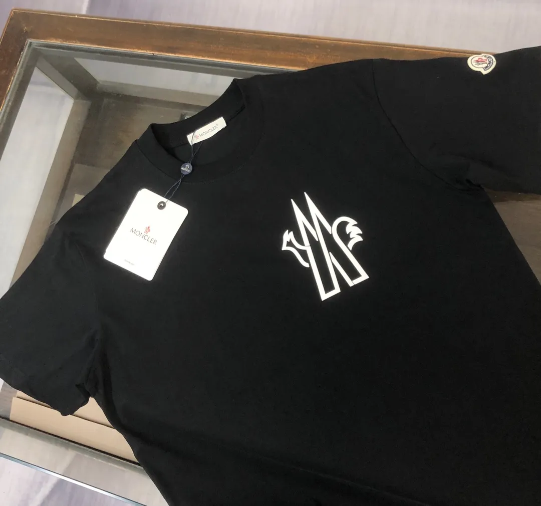 P160 MONCLER 2025 latest couple style round neck short-sleeved couple T-shirt, new spring and summer product, high quality 🔥🔥Three-dimensional logo letter logo printing technology on the chest! Fashionable and versatile trendy styles, customized imported fabrics! Comfortable to wear, breathable, fashionable without losing personality, the upper body is casual and casual, handsome and stylish, showing the temperament of a big brand. All three standards are complete! ! Color: Black White Size: S M L XL (Loose fit, please state your height and weight when placing an order)