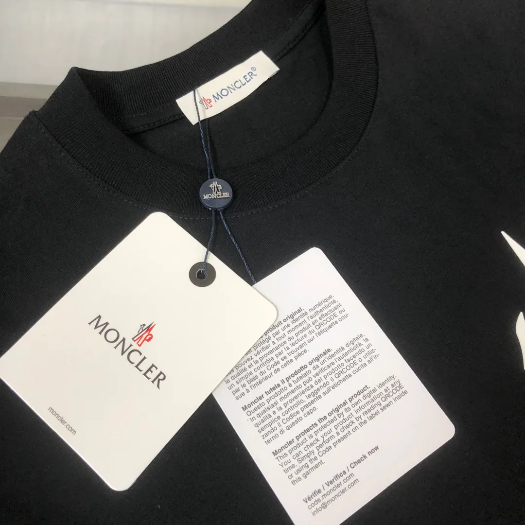 P160 MONCLER 2025 latest couple style round neck short-sleeved couple T-shirt, new spring and summer product, high quality 🔥🔥Three-dimensional logo letter logo printing technology on the chest! Fashionable and versatile trendy styles, customized imported fabrics! Comfortable to wear, breathable, fashionable without losing personality, the upper body is casual and casual, handsome and stylish, showing the temperament of a big brand. All three standards are complete! ! Color: Black White Size: S M L XL (Loose fit, please state your height and weight when placing an order)