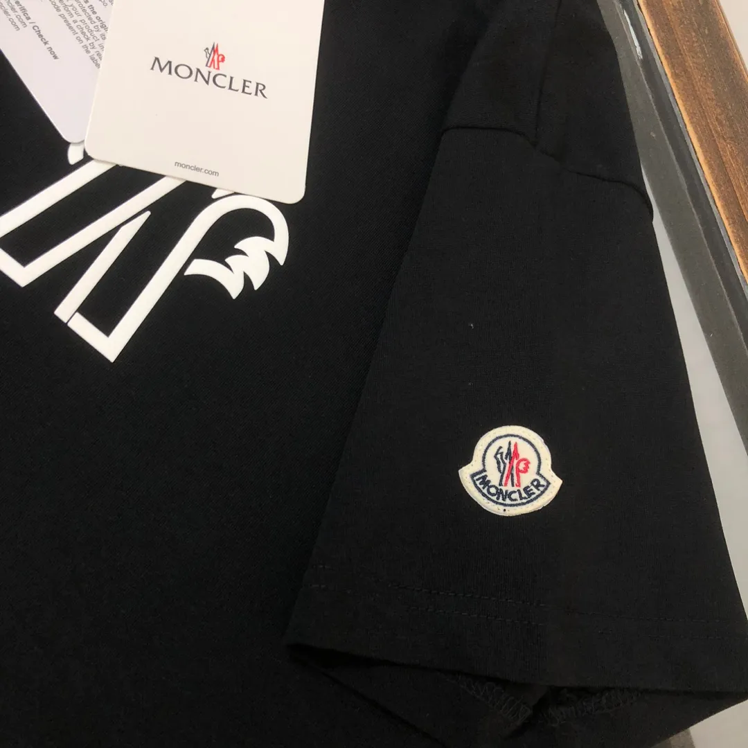 P160 MONCLER 2025 latest couple style round neck short-sleeved couple T-shirt, new spring and summer product, high quality 🔥🔥Three-dimensional logo letter logo printing technology on the chest! Fashionable and versatile trendy styles, customized imported fabrics! Comfortable to wear, breathable, fashionable without losing personality, the upper body is casual and casual, handsome and stylish, showing the temperament of a big brand. All three standards are complete! ! Color: Black White Size: S M L XL (Loose fit, please state your height and weight when placing an order)