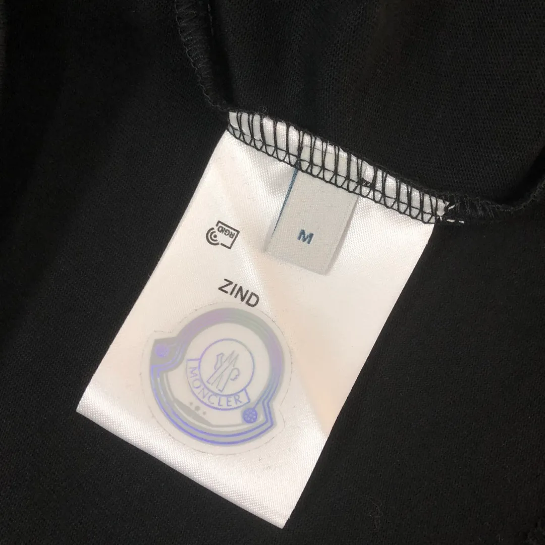 P160 MONCLER 2025 latest couple style round neck short-sleeved couple T-shirt, new spring and summer product, high quality 🔥🔥Three-dimensional logo letter logo printing technology on the chest! Fashionable and versatile trendy styles, customized imported fabrics! Comfortable to wear, breathable, fashionable without losing personality, the upper body is casual and casual, handsome and stylish, showing the temperament of a big brand. All three standards are complete! ! Color: Black White Size: S M L XL (Loose fit, please state your height and weight when placing an order)