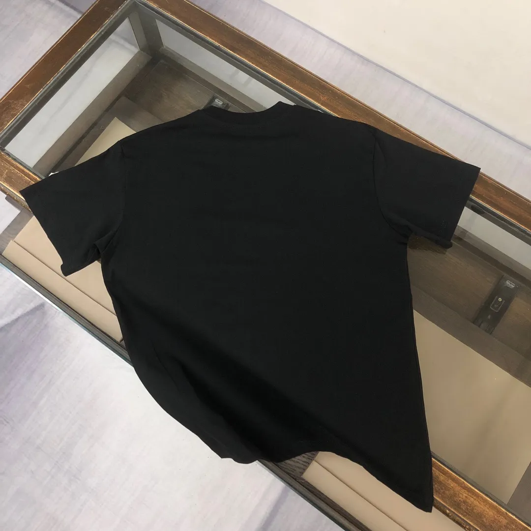 P160 MONCLER 2025 latest couple style round neck short-sleeved couple T-shirt, new spring and summer product, high quality 🔥🔥Three-dimensional logo letter logo printing technology on the chest! Fashionable and versatile trendy styles, customized imported fabrics! Comfortable to wear, breathable, fashionable without losing personality, the upper body is casual and casual, handsome and stylish, showing the temperament of a big brand. All three standards are complete! ! Color: Black White Size: S M L XL (Loose fit, please state your height and weight when placing an order)