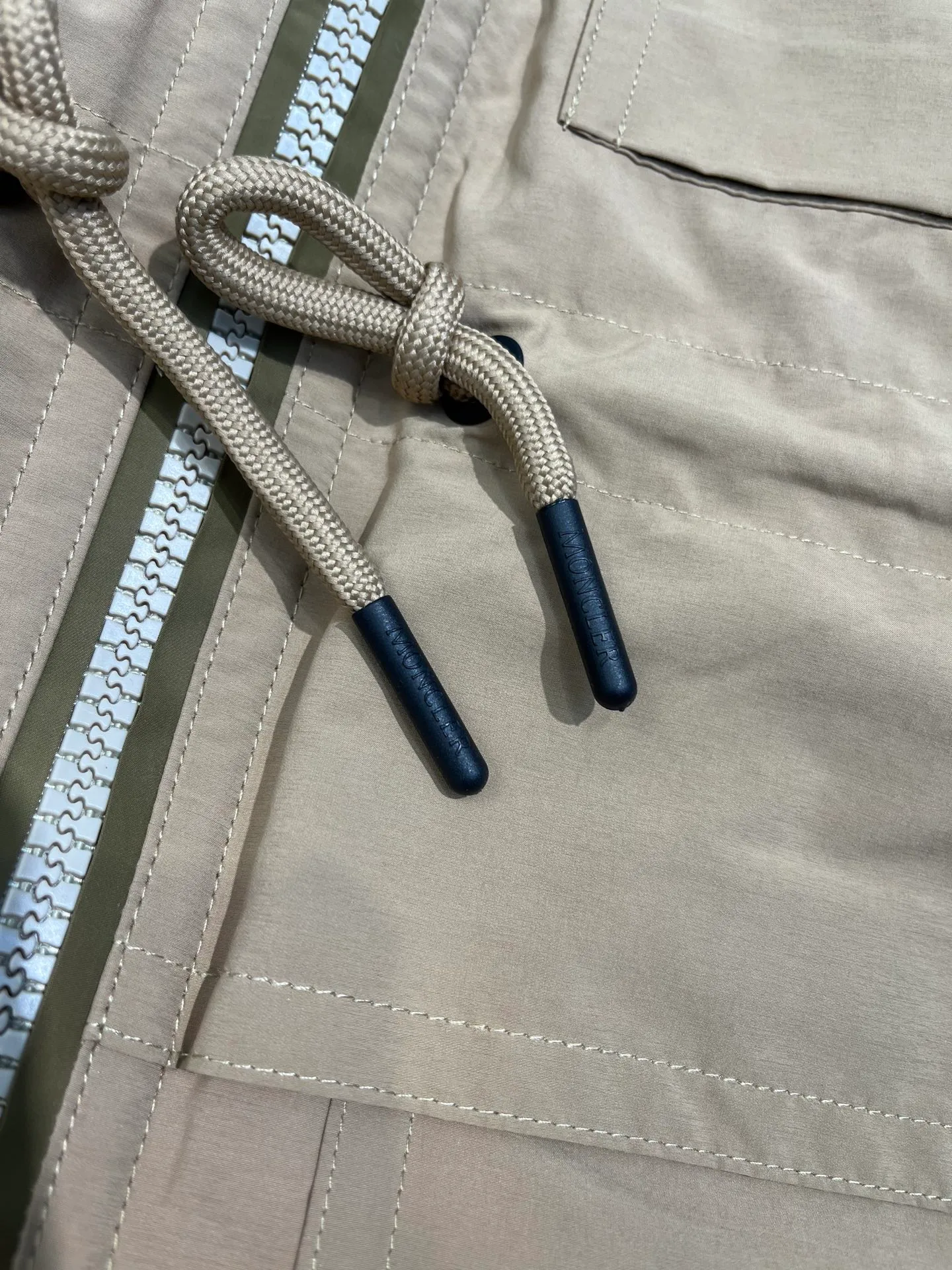 P1000 moncler⭐️ New down jacket for autumn and winter. Original custom-made hardware and accessories. All imported and original customization. Welcome to compare. Absolutely high quality. Made of top-grade 90 white goose down. Super soft. Filled with fluffy and full feathers. Super heavy-duty. Fabric workmanship. 👍Perfect version. Fabric is super comfortable. Exclusive model. Non-market product. Women's size.  Size; 00 0 1 2 (00 is the smallest size)