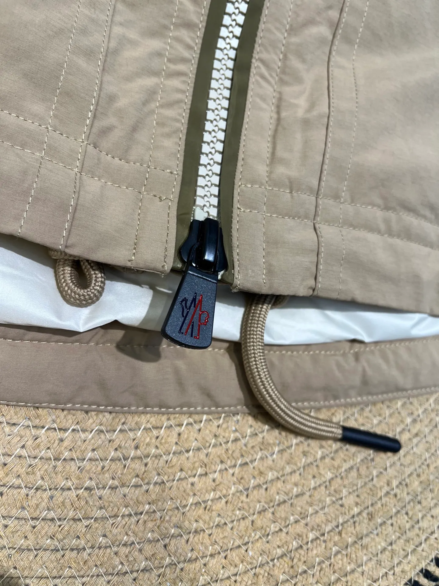 P1000 moncler⭐️ New down jacket for autumn and winter. Original custom-made hardware and accessories. All imported and original customization. Welcome to compare. Absolutely high quality. Made of top-grade 90 white goose down. Super soft. Filled with fluffy and full feathers. Super heavy-duty. Fabric workmanship. 👍Perfect version. Fabric is super comfortable. Exclusive model. Non-market product. Women's size.  Size; 00 0 1 2 (00 is the smallest size)