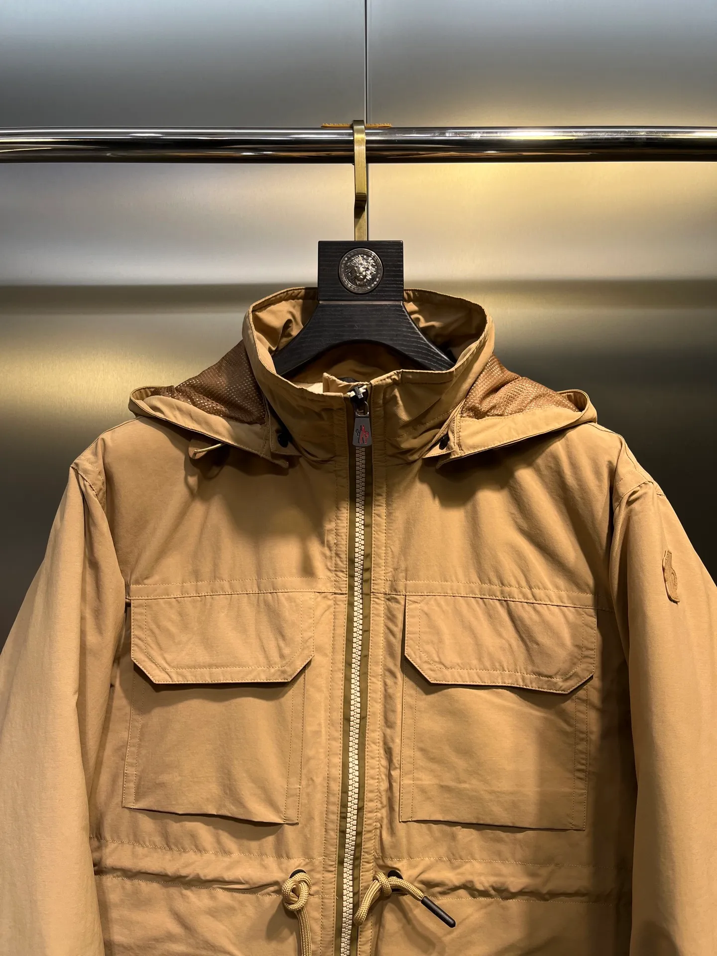 P1000 moncler⭐️ New down jacket for autumn and winter. Original custom-made hardware and accessories. All imported and original customization. Welcome to compare. Absolutely high quality. Made of top-grade 90 white goose down. Super soft. Filled with fluffy and full feathers. Super heavy-duty. Fabric workmanship. 👍Perfect version. Fabric is super comfortable. Exclusive model. Non-market product. Women's size.  Size; 00 0 1 2 (00 is the smallest size)