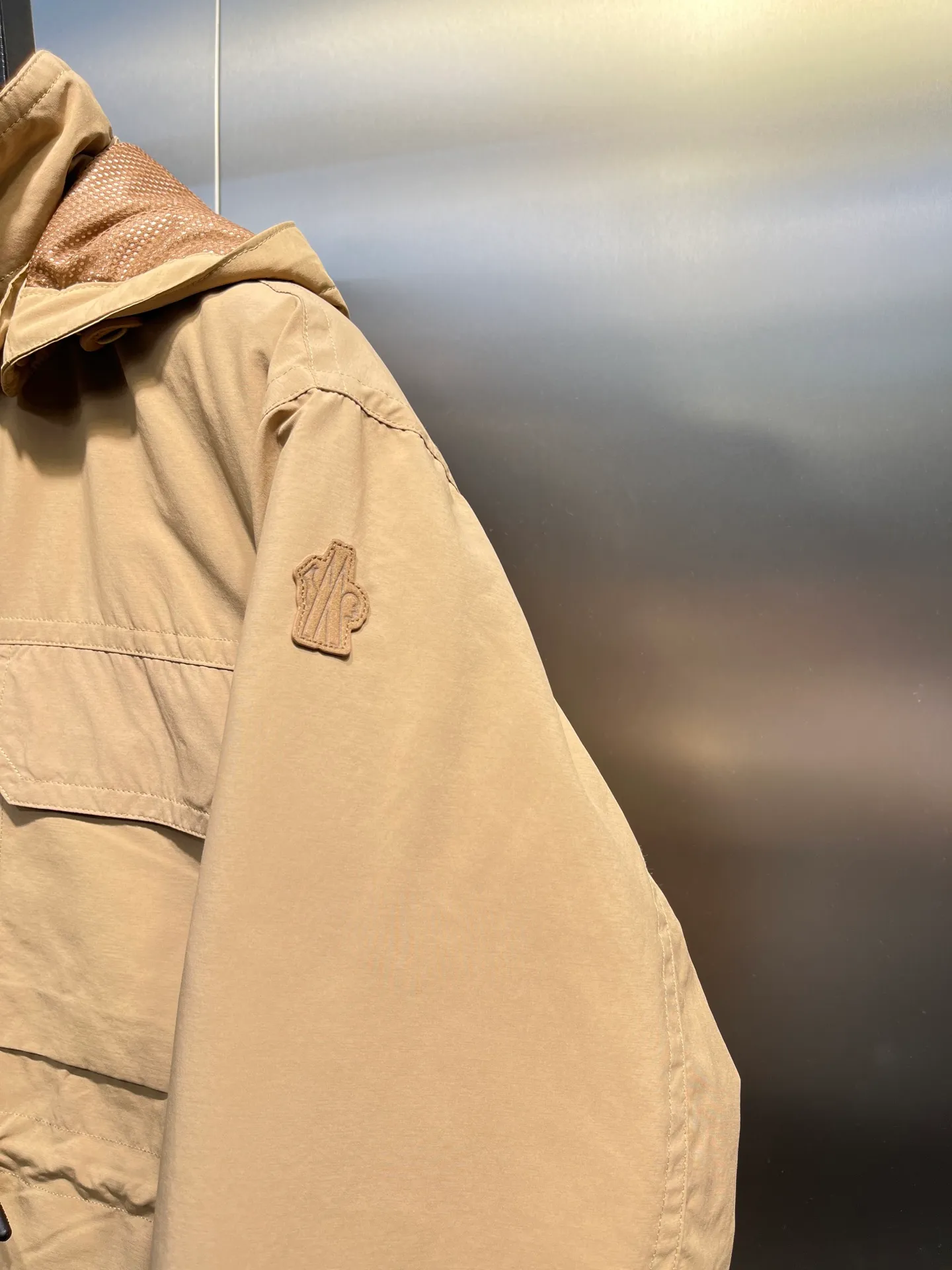P1000 moncler⭐️ New down jacket for autumn and winter. Original custom-made hardware and accessories. All imported and original customization. Welcome to compare. Absolutely high quality. Made of top-grade 90 white goose down. Super soft. Filled with fluffy and full feathers. Super heavy-duty. Fabric workmanship. 👍Perfect version. Fabric is super comfortable. Exclusive model. Non-market product. Women's size.  Size; 00 0 1 2 (00 is the smallest size)
