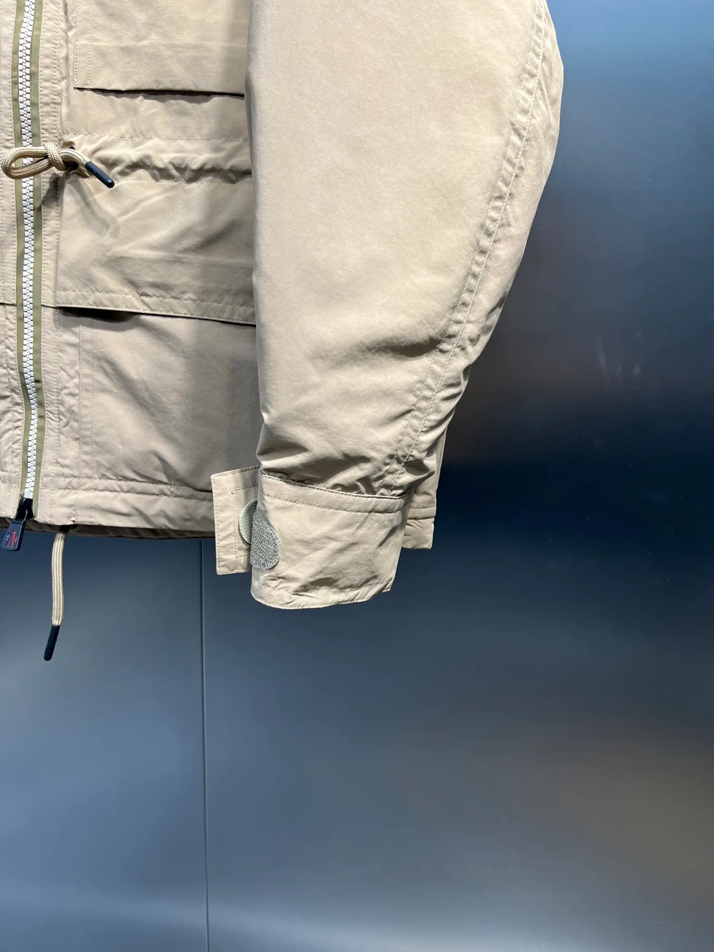 P1000 moncler⭐️ New down jacket for autumn and winter. Original custom-made hardware and accessories. All imported and original customization. Welcome to compare. Absolutely high quality. Made of top-grade 90 white goose down. Super soft. Filled with fluffy and full feathers. Super heavy-duty. Fabric workmanship. 👍Perfect version. Fabric is super comfortable. Exclusive model. Non-market product. Women's size.  Size; 00 0 1 2 (00 is the smallest size)