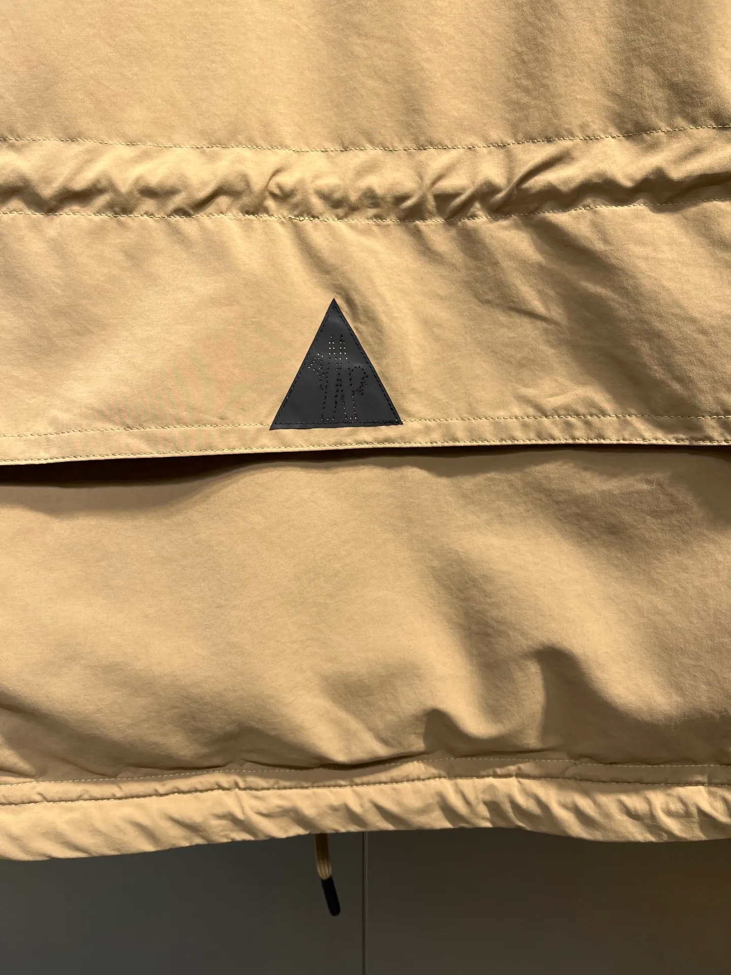 P1000 moncler⭐️ New down jacket for autumn and winter. Original custom-made hardware and accessories. All imported and original customization. Welcome to compare. Absolutely high quality. Made of top-grade 90 white goose down. Super soft. Filled with fluffy and full feathers. Super heavy-duty. Fabric workmanship. 👍Perfect version. Fabric is super comfortable. Exclusive model. Non-market product. Women's size.  Size; 00 0 1 2 (00 is the smallest size)