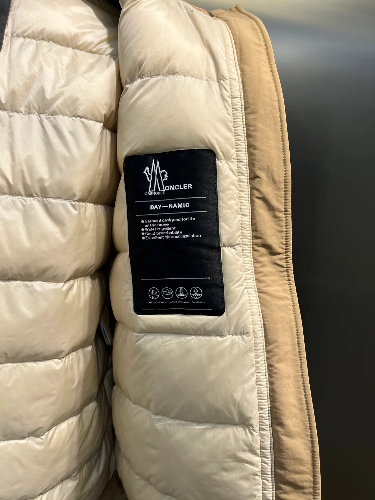 P1000 moncler⭐️ New down jacket for autumn and winter. Original custom-made hardware and accessories. All imported and original customization. Welcome to compare. Absolutely high quality. Made of top-grade 90 white goose down. Super soft. Filled with fluffy and full feathers. Super heavy-duty. Fabric workmanship. 👍Perfect version. Fabric is super comfortable. Exclusive model. Non-market product. Women's size.  Size; 00 0 1 2 (00 is the smallest size)