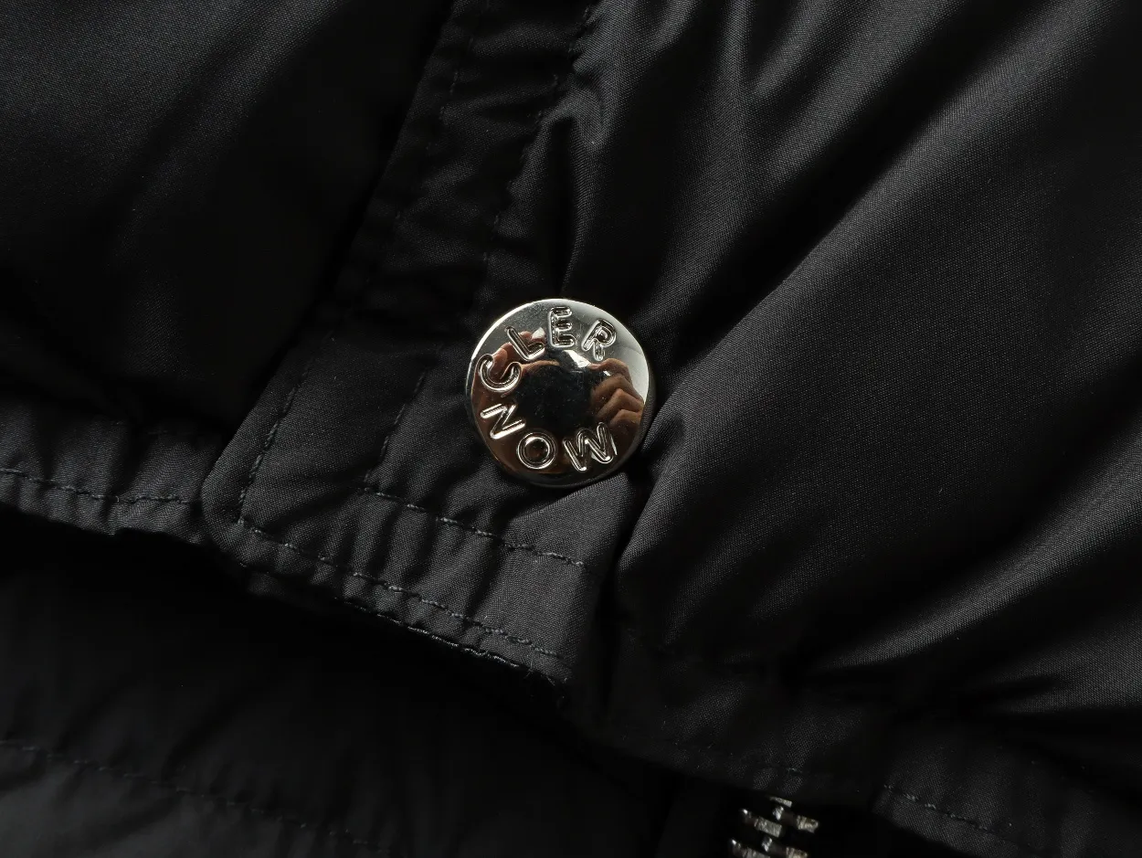 P840 top version] Detailed picture of large goods. The Moncler down jacket is off-white (the hood has a red splicing design) and black styles. Both have a detachable hood design. The red elements in details such as zippers and pockets add a sense of design to the overall shape. It is in line with the brand's style characteristics of focusing on both functionality and fashion. It is suitable for wearing in cold weather and has both warmth and trendy attributes. It has achieved a series of misunderstandings such as the original NFC inductive anti-counterfeiting chip, the national standard 95% pure white duck down, the exclusive use of top-grade down on the market, and never fake goose down. Perfect filling using direct velvet filling technology, the fluffy texture is very good. The lightness, warmth and cold protection ability are improved to the maximum. The original processing factory produces electroplated hardware, all customized by the original factory, and not all types of replicas on the market. Style number: 5607# Color: black. Off-white Code number: 1.2.3.4.5