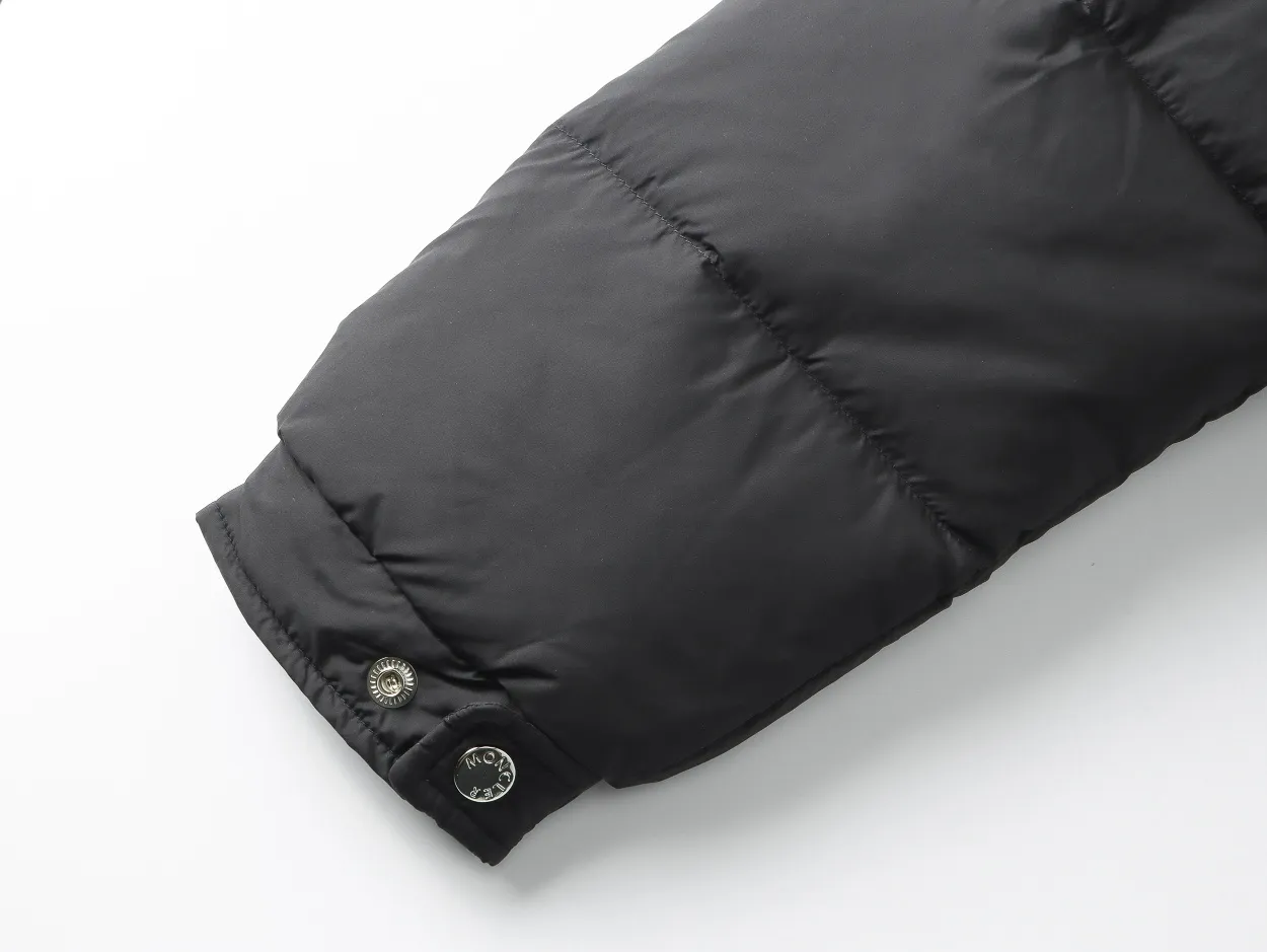 P840 top version] Detailed picture of large goods. The Moncler down jacket is off-white (the hood has a red splicing design) and black styles. Both have a detachable hood design. The red elements in details such as zippers and pockets add a sense of design to the overall shape. It is in line with the brand's style characteristics of focusing on both functionality and fashion. It is suitable for wearing in cold weather and has both warmth and trendy attributes. It has achieved a series of misunderstandings such as the original NFC inductive anti-counterfeiting chip, the national standard 95% pure white duck down, the exclusive use of top-grade down on the market, and never fake goose down. Perfect filling using direct velvet filling technology, the fluffy texture is very good. The lightness, warmth and cold protection ability are improved to the maximum. The original processing factory produces electroplated hardware, all customized by the original factory, and not all types of replicas on the market. Style number: 5607# Color: black. Off-white Code number: 1.2.3.4.5