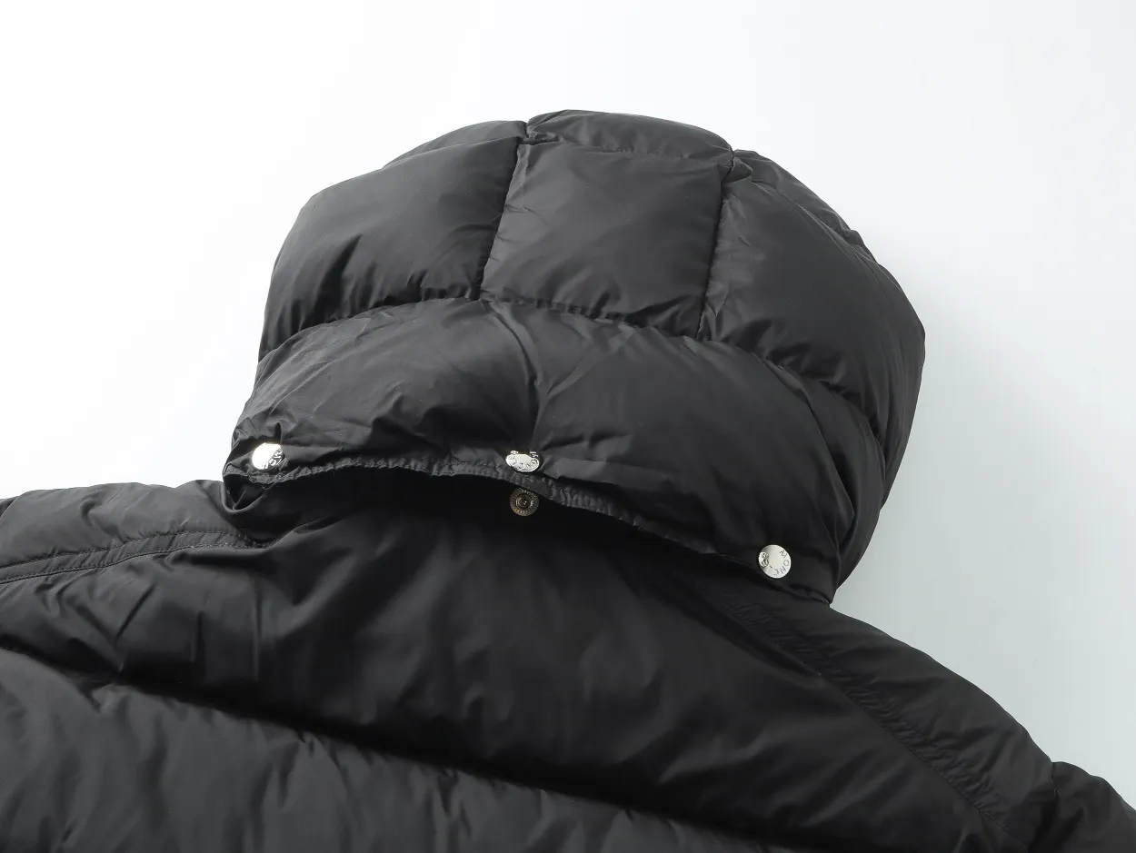 P840 top version] Detailed picture of large goods. The Moncler down jacket is off-white (the hood has a red splicing design) and black styles. Both have a detachable hood design. The red elements in details such as zippers and pockets add a sense of design to the overall shape. It is in line with the brand's style characteristics of focusing on both functionality and fashion. It is suitable for wearing in cold weather and has both warmth and trendy attributes. It has achieved a series of misunderstandings such as the original NFC inductive anti-counterfeiting chip, the national standard 95% pure white duck down, the exclusive use of top-grade down on the market, and never fake goose down. Perfect filling using direct velvet filling technology, the fluffy texture is very good. The lightness, warmth and cold protection ability are improved to the maximum. The original processing factory produces electroplated hardware, all customized by the original factory, and not all types of replicas on the market. Style number: 5607# Color: black. Off-white Code number: 1.2.3.4.5