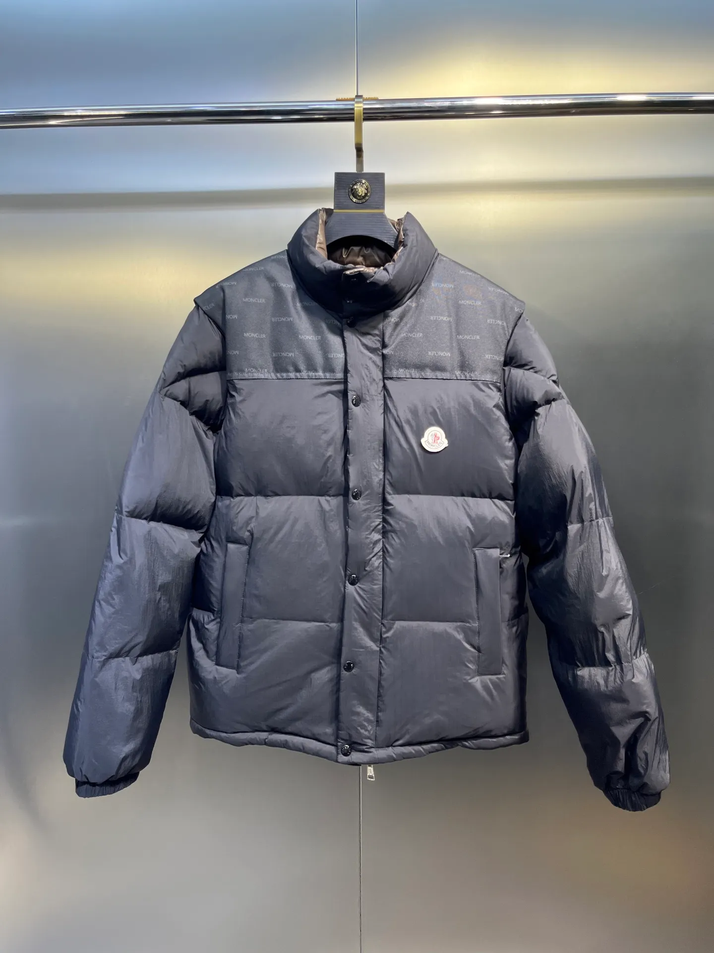 P1040 Moncler Verone 🌟Limited down jacket, same style for men and women, reversible, detachable sleeves, 1 piece can be worn as 4 pieces, 4-in-1 high version, officially on sale on October 1st. Black on the front + brown on the back Size: 1-5