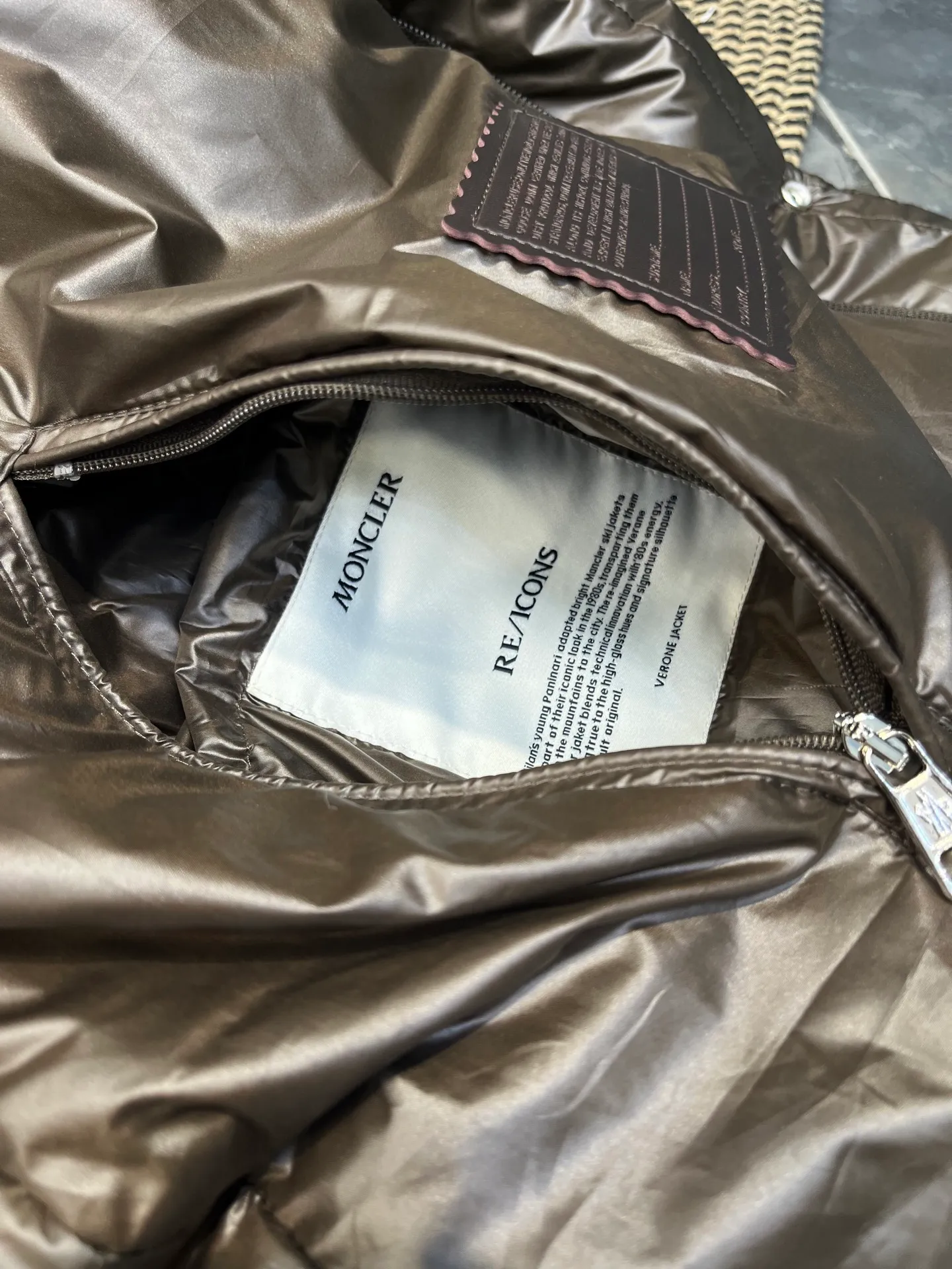 P1040 Moncler Verone 🌟Limited down jacket, same style for men and women, reversible, detachable sleeves, 1 piece can be worn as 4 pieces, 4-in-1 high version, officially on sale on October 1st. Black on the front + brown on the back Size: 1-5