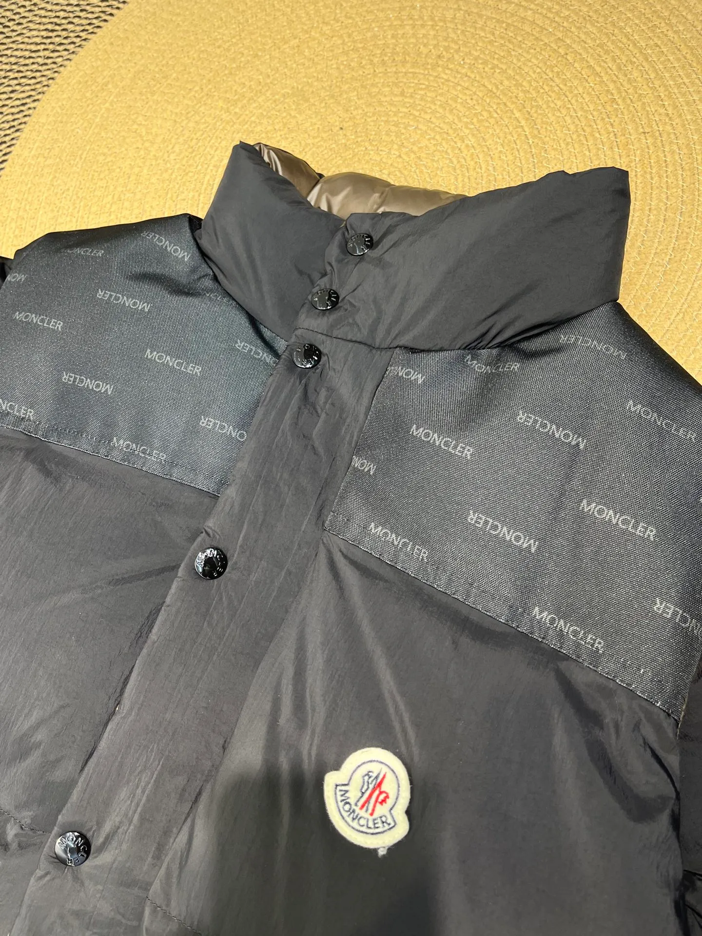 P1040 Moncler Verone 🌟Limited down jacket, same style for men and women, reversible, detachable sleeves, 1 piece can be worn as 4 pieces, 4-in-1 high version, officially on sale on October 1st. Black on the front + brown on the back Size: 1-5