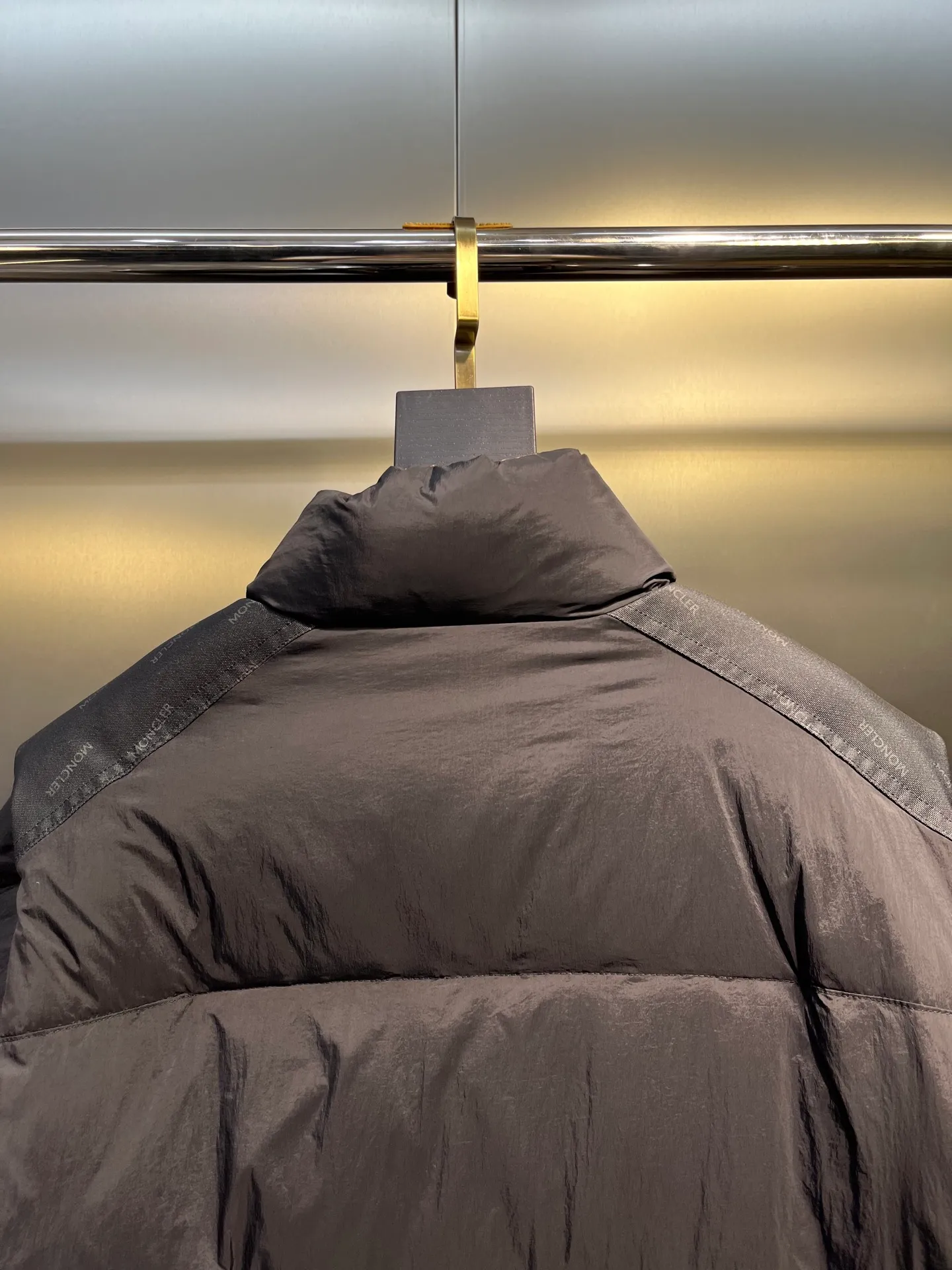 P1040 Moncler Verone 🌟Limited down jacket, same style for men and women, reversible, detachable sleeves, 1 piece can be worn as 4 pieces, 4-in-1 high version, officially on sale on October 1st. Black on the front + brown on the back Size: 1-5