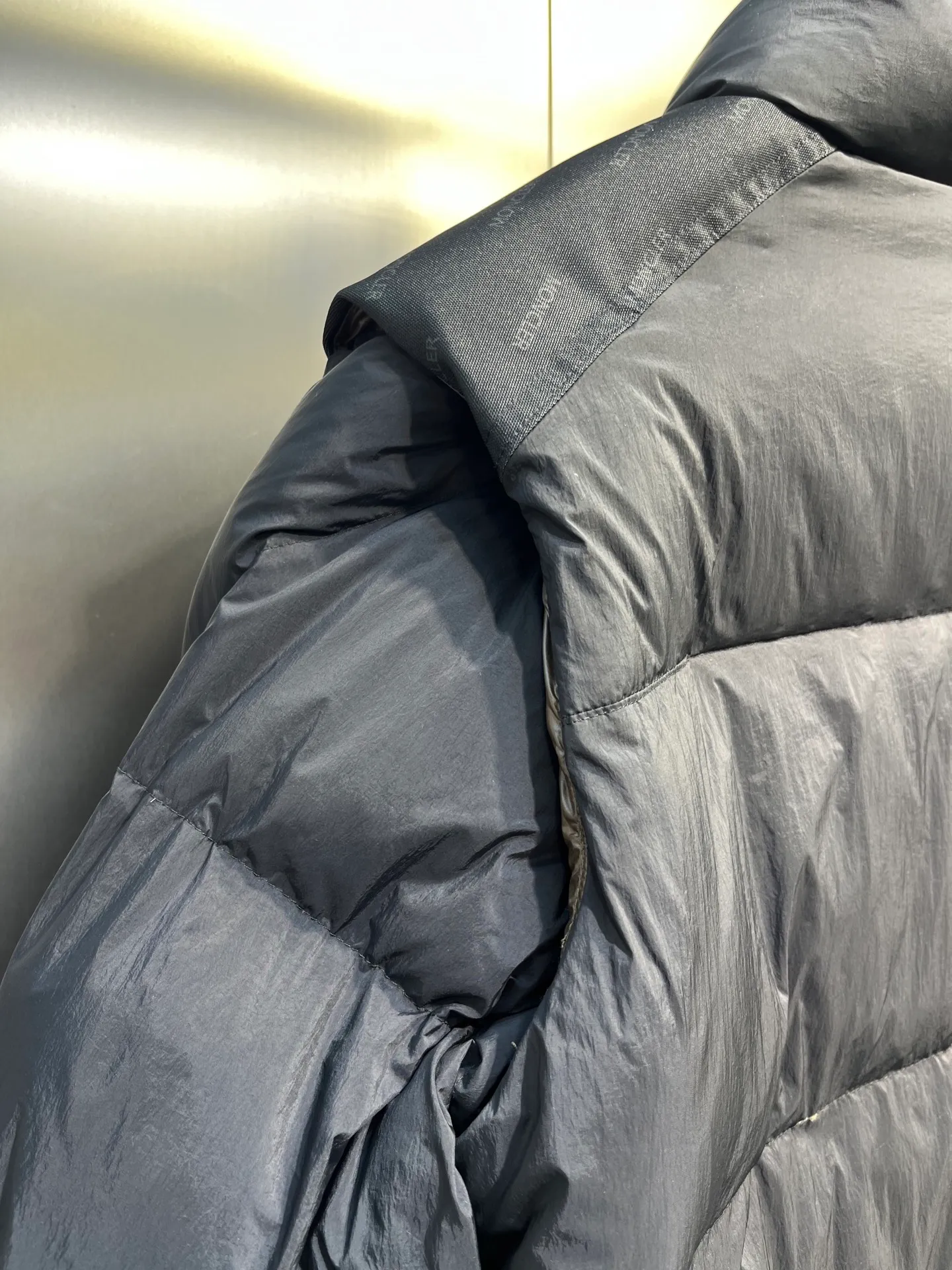 P1040 Moncler Verone 🌟Limited down jacket, same style for men and women, reversible, detachable sleeves, 1 piece can be worn as 4 pieces, 4-in-1 high version, officially on sale on October 1st. Black on the front + brown on the back Size: 1-5