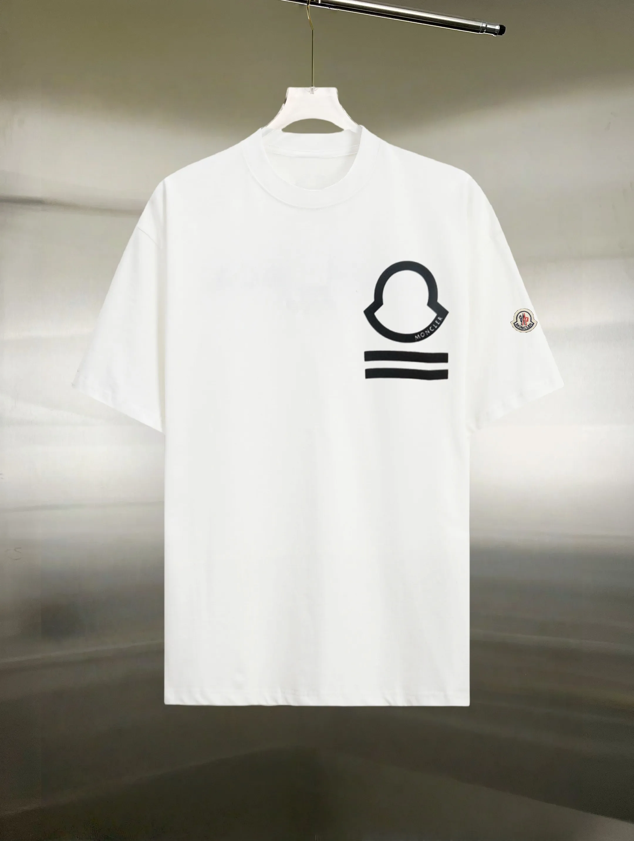 P130 Style: Moncler/muzzled short-sleeved T-shirt Fabric: 300g double yarn 100% cotton Rib: 320g Solona Process: Printing Color: White Black Size: S M L XL XXL No gender distinction, same style for men and women