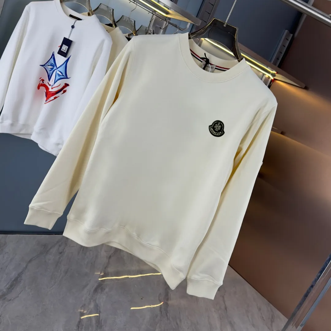P210 high version sweatshirt) 📦With exclusive picture packaging📦 [Long-term ready stock] Upgraded version "Mobile phone smart sensor ~ NFC chip armband ~ Direct access to the official website anti-counterfeiting" 〖 𝐌𝐎𝐍𝐂𝐋𝐄𝐑 ~ Mouth covering〗 2025 new high quality, using 450g heavyweight fabric Different from the market currency, you can mix and match everything at will and you will be handsome😎The whole clothes is made of double waistcoats. The double waistcoats make the whole dress more three-dimensional. It is not an ordinary factory that can do such fine work. 2025 autumn and winter new style, on sale at the counter, exquisite printed round neck terry sweatshirt. High-end double-ply cotton. Customized stretch ribs are dyed in the same vat. Three standards are complete. It is matched with digital printing patterns and is very breathable. Same style for men and women. Color: black, white, apricot. Size: S M L XL 2XL