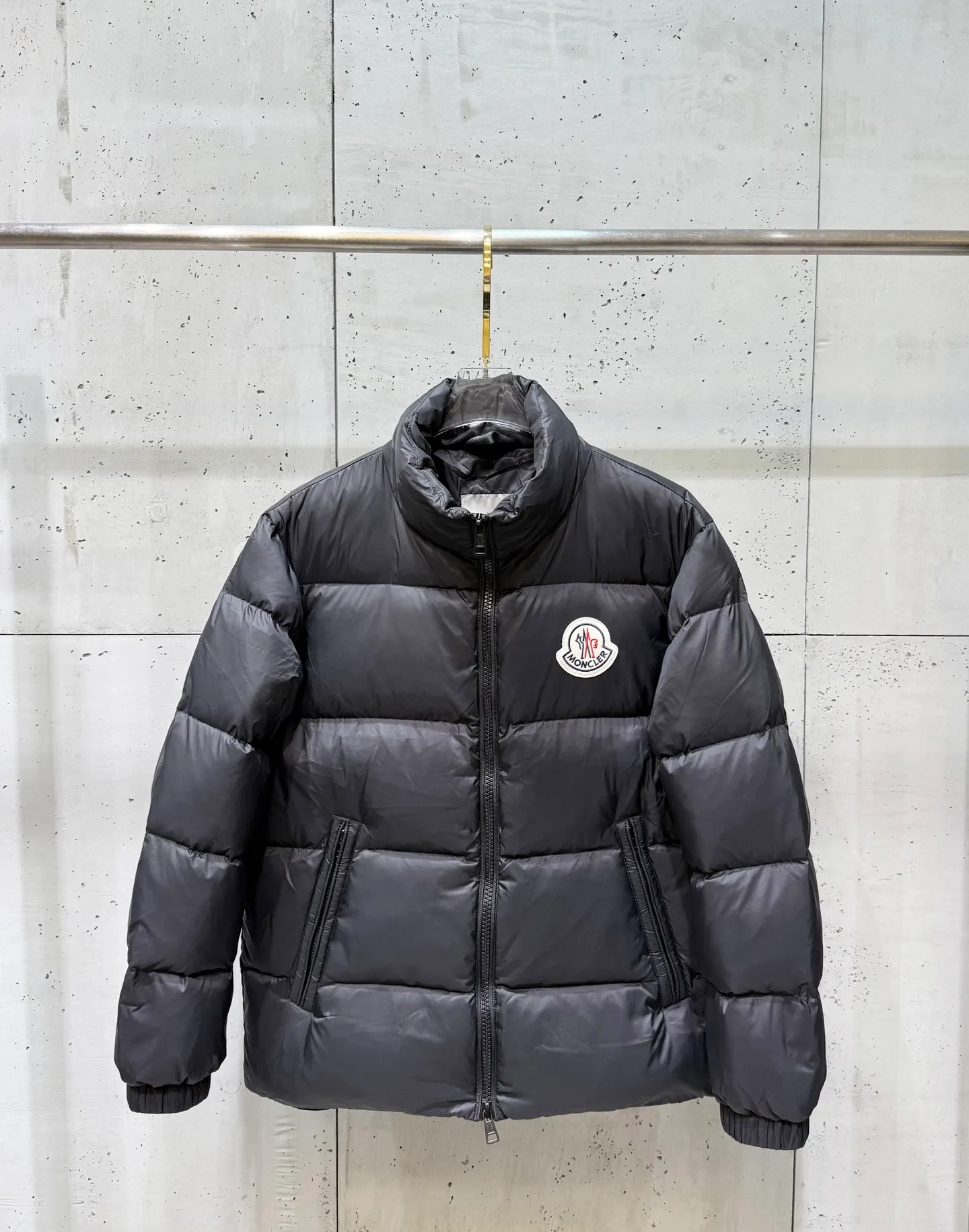 P820 ​​Moncler Citala short men's. Looking at it, there is no version on the market that can beat it. 130w + one ton of special European gooseneck down filling. 850+ fill power, I am twice as thick as the market version, but twice as light. (⚠️ Hot color matching, small inventory, order expedited) Citala men's short down is made of pop-colored light fabric, highlighting the vitality of the series.  Citala down is made from lightweight nylon fabric and longue saison lining, making it comfortable and warm without being bulky. This cropped style has a comfortable fit, a signature high collar and a gingham-stitched silhouette. Details •Made from lightweight nylon •Longue saison lining •Down filled (⚠️Premium goose down) •Stand collar •Zip closure •Zip pockets •Elasticized cuffs and hem •Felt logo patch Size : 12345