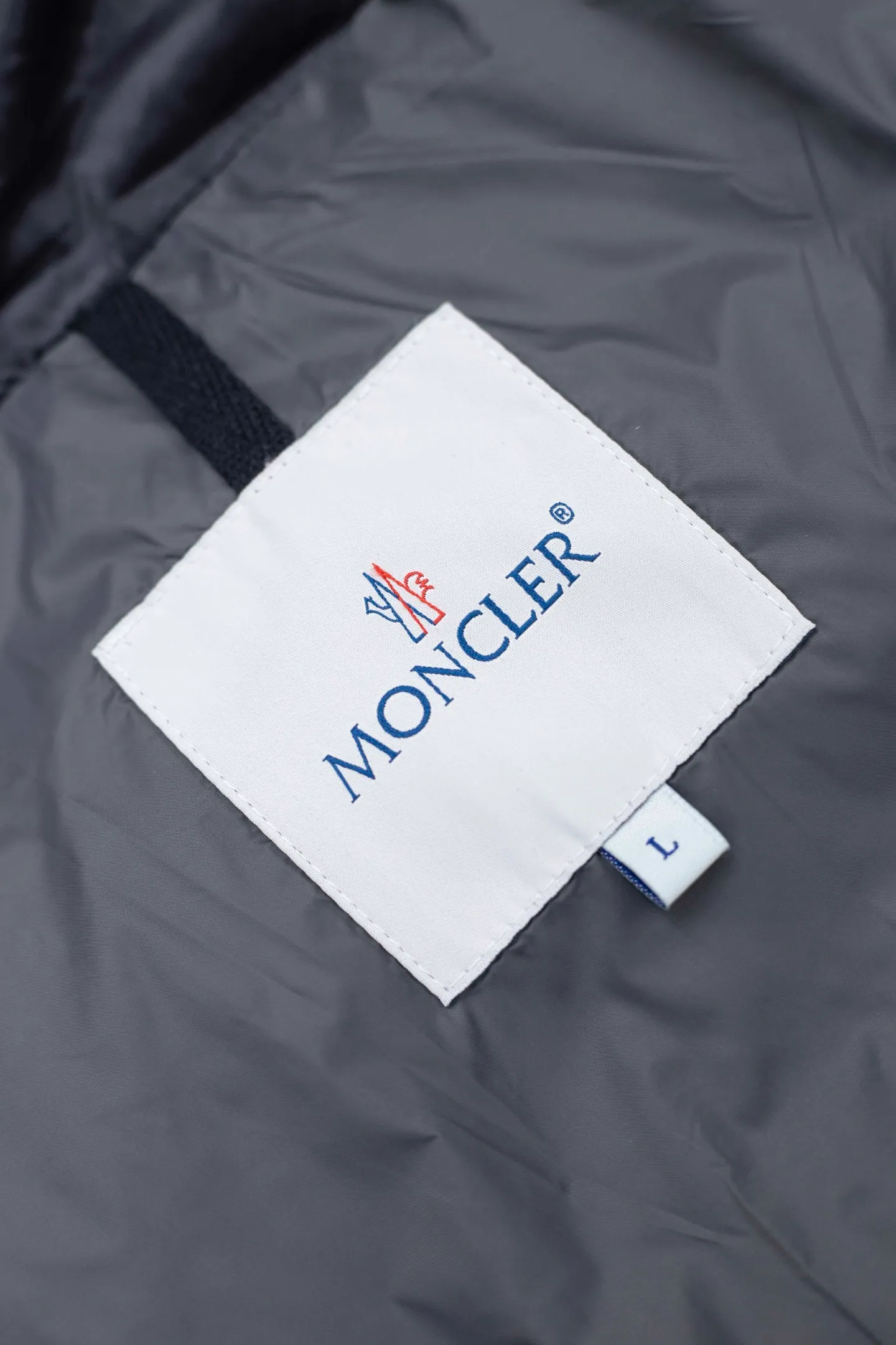 P490 Style number: [Y108] Moncler & Moncler Original 1:1 customized hardware accessories are all imported and original customization. Welcome to compare at the counter. Absolutely high quality. Made of top-grade 90 white duck down. Super soft. Full and fluffy. Super heavy-duty. Fabric workmanship. 👍Perfect version. Note⚠The fabric is super comfortable. Men and women (first time making a down jacket this year. The running price is very cost-effective and breaks the ceiling) [Top-grade fabric + features: ✅The down content is 95 down, and the gram weight is about 320g. ✅The whole body is fully printed with LOGO. ✅Introducing a sense of fashion and luxury to achieve double standards of warmth and style. ✅It needs to be customized separately. It is very thick and has a three-dimensional and full feeling from 360 degrees! ✅The down jacket uses a double-layer anti-down liner design! Super windproof performance ✅Hardware 1:1 fully customized ZP craftsmanship: spot heavy goods! The highest version is produced by the same celebrity couple and must be good. This down jacket uses a double-layer anti-velvet liner design! It has super windproof performance and will be very warm when worn in winter! Filled with white duck down, the fluffiness is high, and it can be worn at minus ten degrees Celsius❗ Color: black Size: M-L-XL-XXL