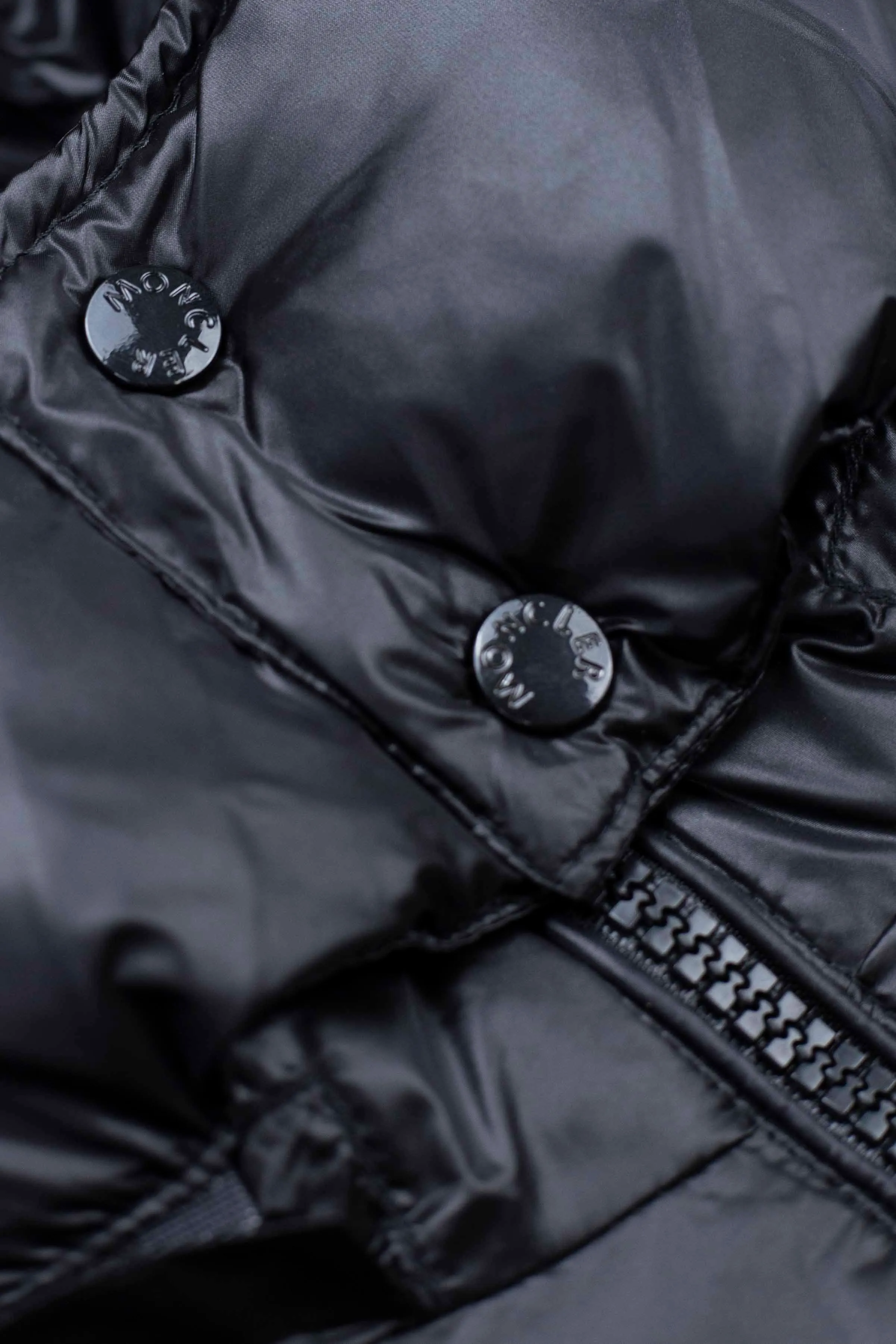 P490 Style number: [Y108] Moncler & Moncler Original 1:1 customized hardware accessories are all imported and original customization. Welcome to compare at the counter. Absolutely high quality. Made of top-grade 90 white duck down. Super soft. Full and fluffy. Super heavy-duty. Fabric workmanship. 👍Perfect version. Note⚠The fabric is super comfortable. Men and women (first time making a down jacket this year. The running price is very cost-effective and breaks the ceiling) [Top-grade fabric + features: ✅The down content is 95 down, and the gram weight is about 320g. ✅The whole body is fully printed with LOGO. ✅Introducing a sense of fashion and luxury to achieve double standards of warmth and style. ✅It needs to be customized separately. It is very thick and has a three-dimensional and full feeling from 360 degrees! ✅The down jacket uses a double-layer anti-down liner design! Super windproof performance ✅Hardware 1:1 fully customized ZP craftsmanship: spot heavy goods! The highest version is produced by the same celebrity couple and must be good. This down jacket uses a double-layer anti-velvet liner design! It has super windproof performance and will be very warm when worn in winter! Filled with white duck down, the fluffiness is high, and it can be worn at minus ten degrees Celsius❗ Color: black Size: M-L-XL-XXL