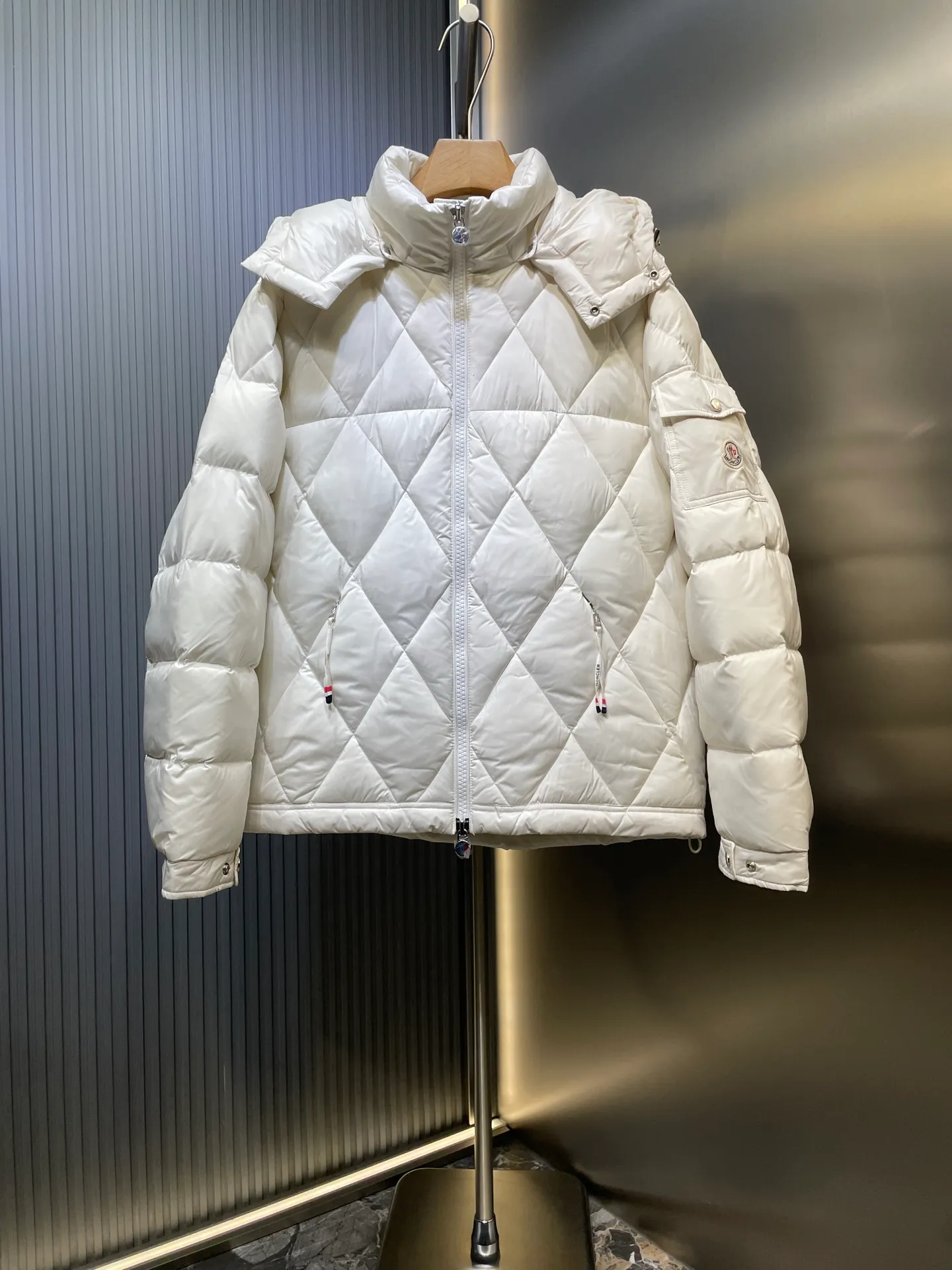 P960 moncler🌟 2025 autumn and winter new style. Original custom hardware accessories are all imported and original customization. Welcome to compare. Absolutely high quality. Use top 95 white duck down. Super soft. Filled with fluffy and full feathers. Super heavy work. Fabric workmanship. Perfect version. Note. Fabric is super comfortable. Exclusive model. Non-market product. Same size for men and women. Size: 12345