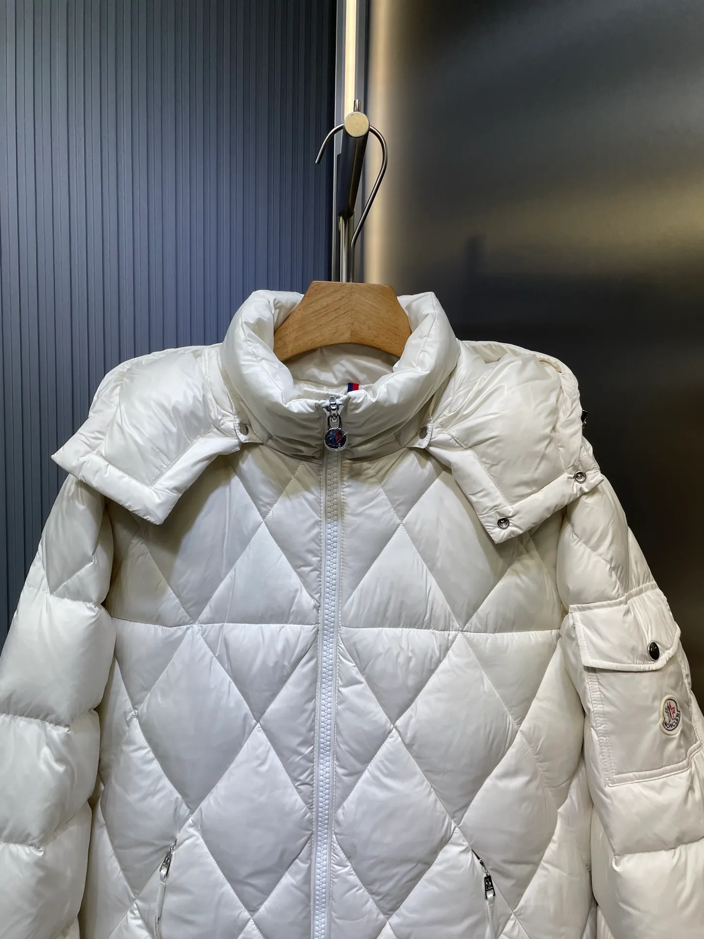 P960 moncler🌟 2025 autumn and winter new style. Original custom hardware accessories are all imported and original customization. Welcome to compare. Absolutely high quality. Use top 95 white duck down. Super soft. Filled with fluffy and full feathers. Super heavy work. Fabric workmanship. Perfect version. Note. Fabric is super comfortable. Exclusive model. Non-market product. Same size for men and women. Size: 12345