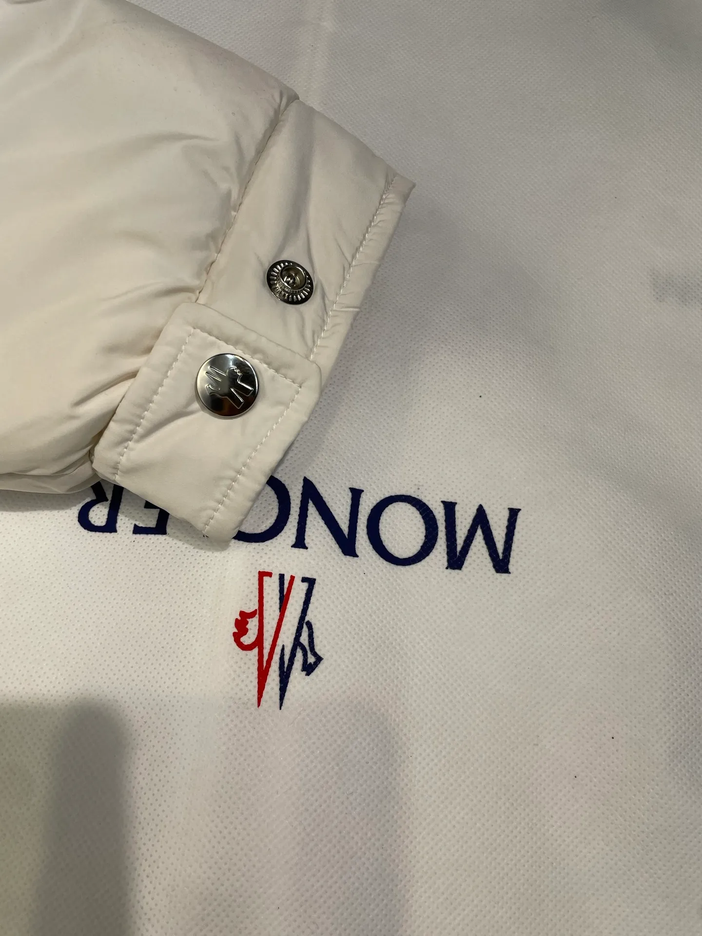 P960 moncler🌟 2025 autumn and winter new style. Original custom hardware accessories are all imported and original customization. Welcome to compare. Absolutely high quality. Use top 95 white duck down. Super soft. Filled with fluffy and full feathers. Super heavy work. Fabric workmanship. Perfect version. Note. Fabric is super comfortable. Exclusive model. Non-market product. Same size for men and women. Size: 12345