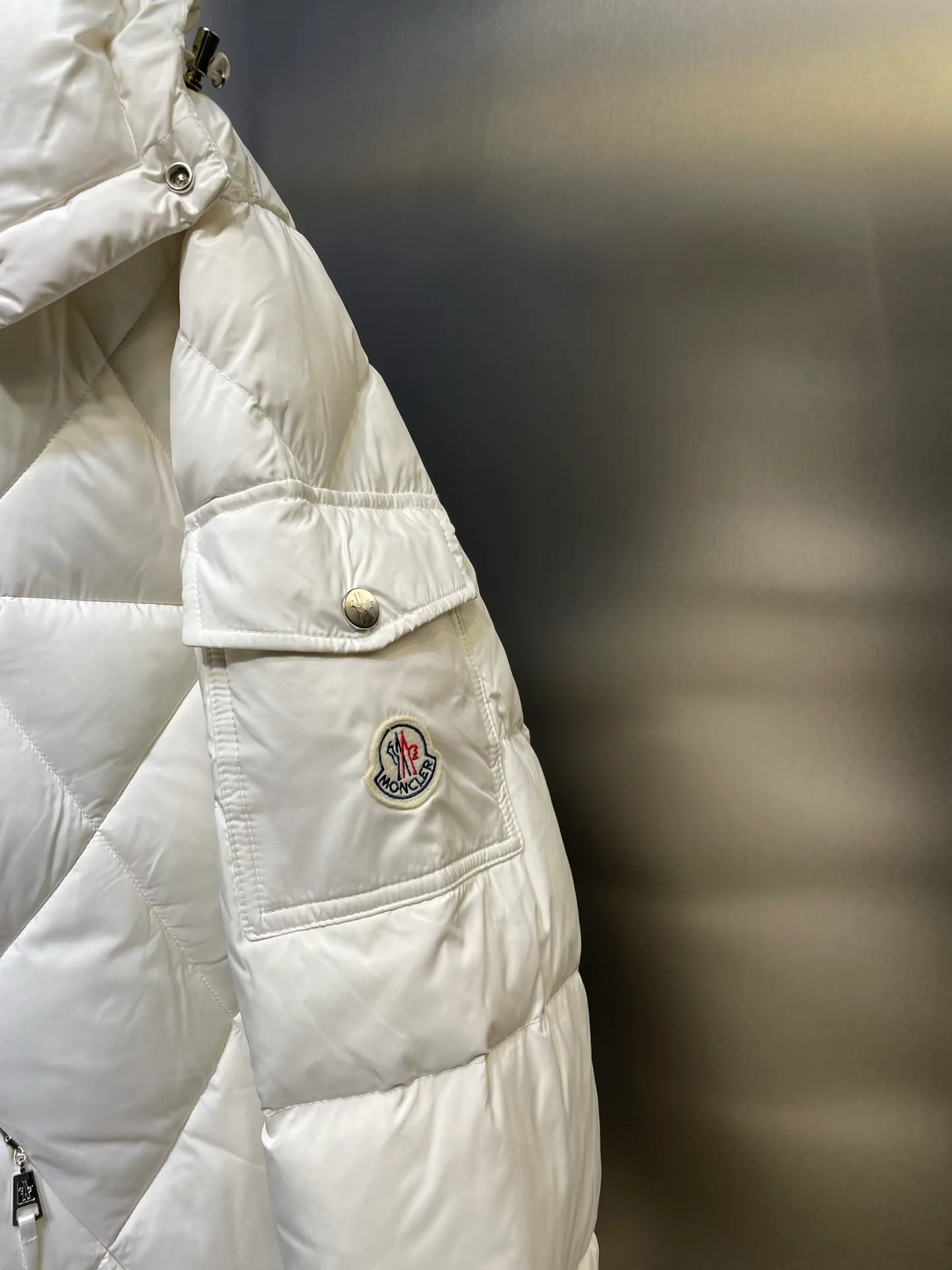 P960 moncler🌟 2025 autumn and winter new style. Original custom hardware accessories are all imported and original customization. Welcome to compare. Absolutely high quality. Use top 95 white duck down. Super soft. Filled with fluffy and full feathers. Super heavy work. Fabric workmanship. Perfect version. Note. Fabric is super comfortable. Exclusive model. Non-market product. Same size for men and women. Size: 12345