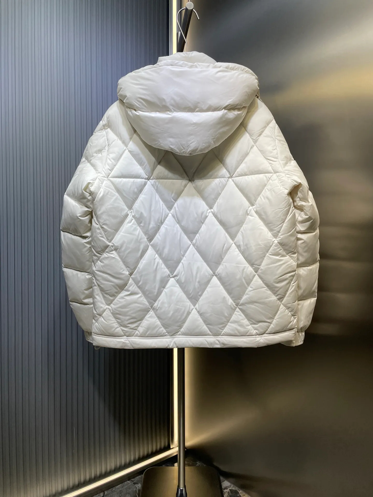 P960 moncler🌟 2025 autumn and winter new style. Original custom hardware accessories are all imported and original customization. Welcome to compare. Absolutely high quality. Use top 95 white duck down. Super soft. Filled with fluffy and full feathers. Super heavy work. Fabric workmanship. Perfect version. Note. Fabric is super comfortable. Exclusive model. Non-market product. Same size for men and women. Size: 12345