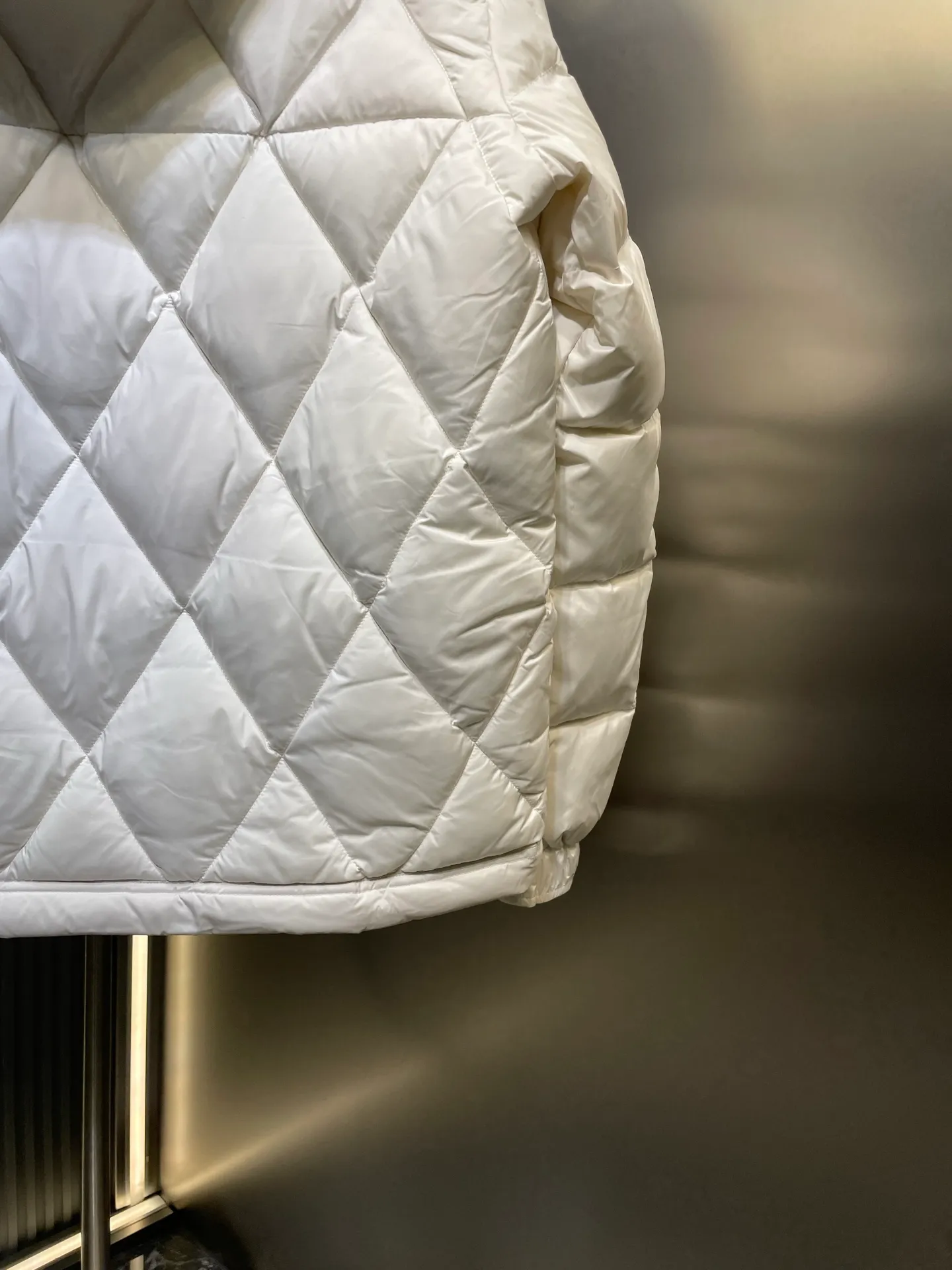 P960 moncler🌟 2025 autumn and winter new style. Original custom hardware accessories are all imported and original customization. Welcome to compare. Absolutely high quality. Use top 95 white duck down. Super soft. Filled with fluffy and full feathers. Super heavy work. Fabric workmanship. Perfect version. Note. Fabric is super comfortable. Exclusive model. Non-market product. Same size for men and women. Size: 12345