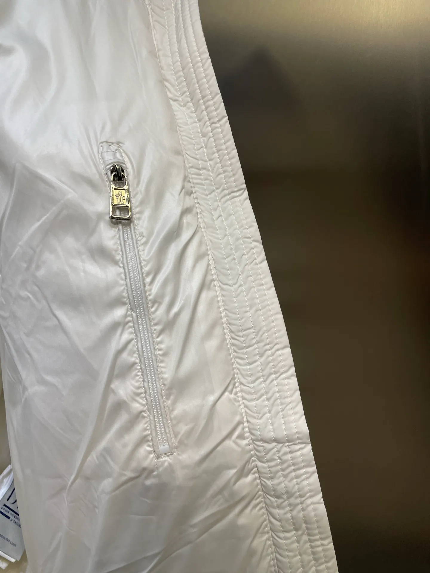 P960 moncler🌟 2025 autumn and winter new style. Original custom hardware accessories are all imported and original customization. Welcome to compare. Absolutely high quality. Use top 95 white duck down. Super soft. Filled with fluffy and full feathers. Super heavy work. Fabric workmanship. Perfect version. Note. Fabric is super comfortable. Exclusive model. Non-market product. Same size for men and women. Size: 12345