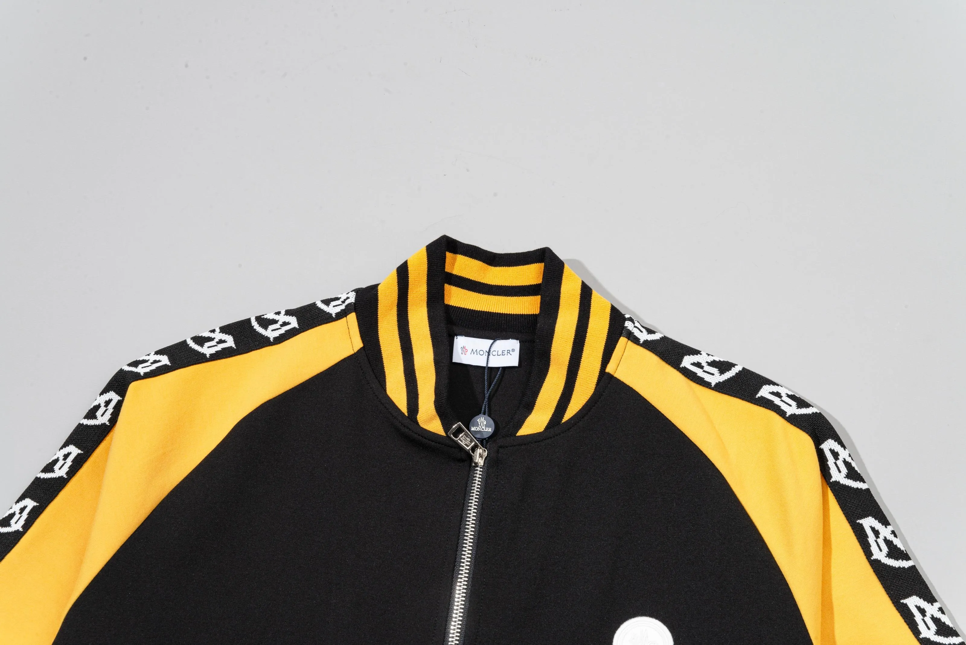 P270 MONCLER/Mask Custom fabric suit zipper jacket Color block design embroidered micro-label LOGO hand sleeve webbing technology Official synchronization High version High quality Fashion personality Versatile trend Pure original quality Original fabric Hang tag Collar label Washed wheat Complete three standards Color: black and white. Black green. Black yellow. Size: S-2XL