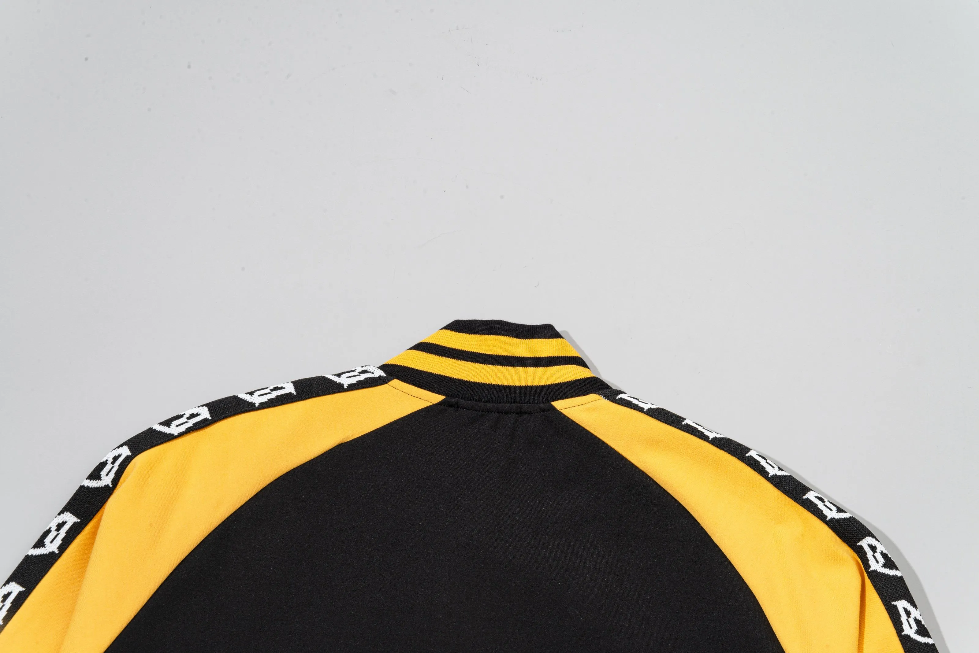 P270 MONCLER/Mask Custom fabric suit zipper jacket Color block design embroidered micro-label LOGO hand sleeve webbing technology Official synchronization High version High quality Fashion personality Versatile trend Pure original quality Original fabric Hang tag Collar label Washed wheat Complete three standards Color: black and white. Black green. Black yellow. Size: S-2XL
