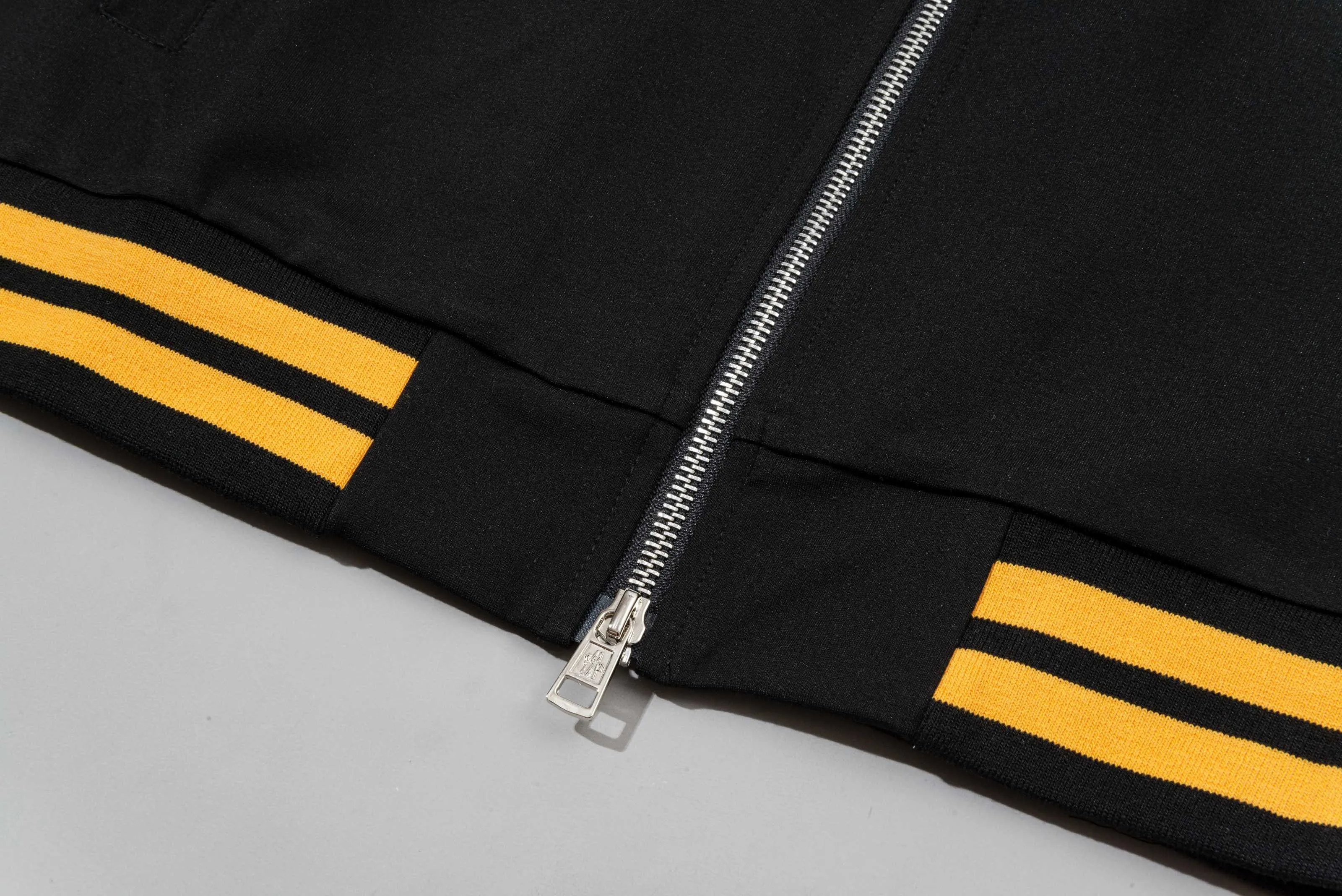 P270 MONCLER/Mask Custom fabric suit zipper jacket Color block design embroidered micro-label LOGO hand sleeve webbing technology Official synchronization High version High quality Fashion personality Versatile trend Pure original quality Original fabric Hang tag Collar label Washed wheat Complete three standards Color: black and white. Black green. Black yellow. Size: S-2XL