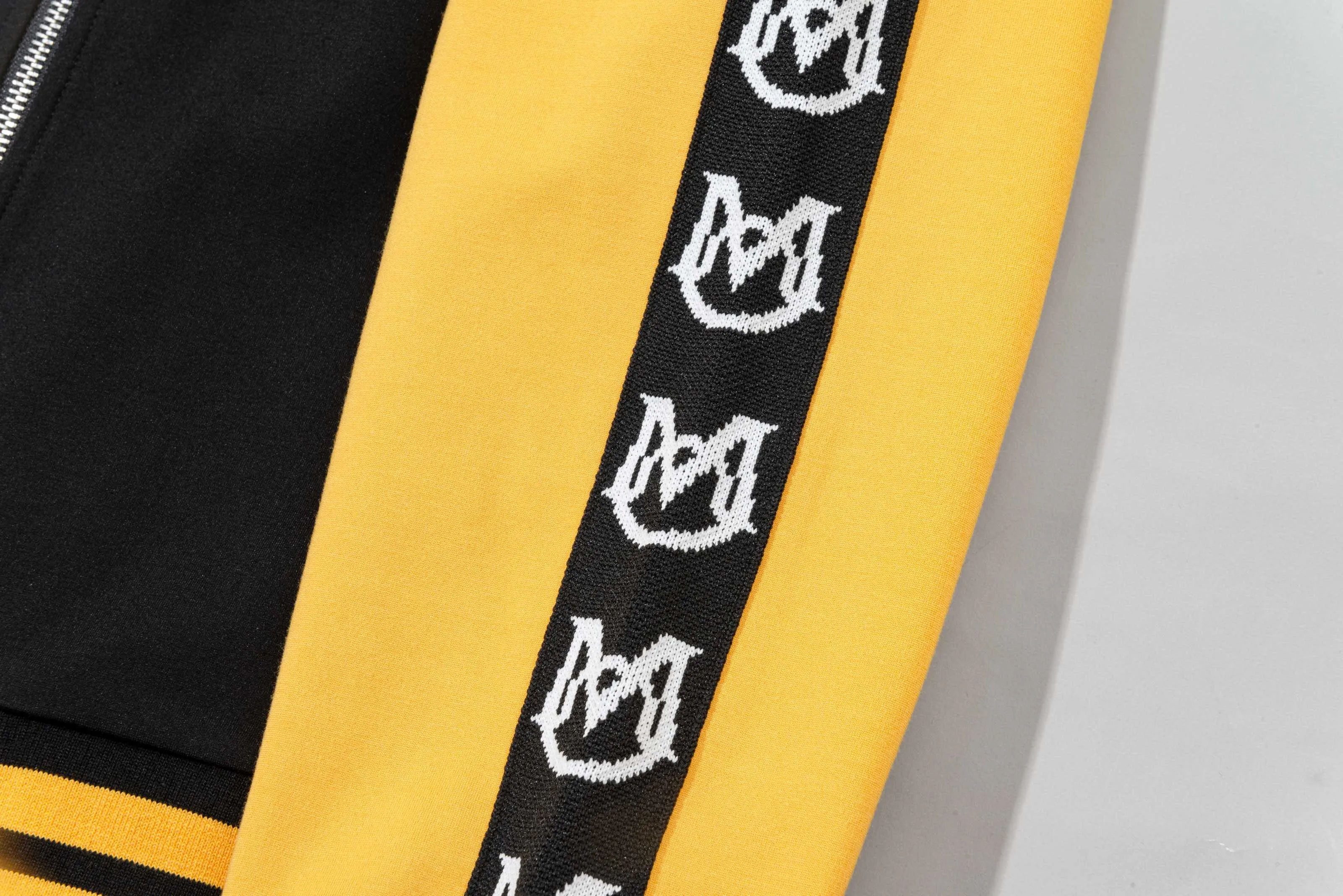 P270 MONCLER/Mask Custom fabric suit zipper jacket Color block design embroidered micro-label LOGO hand sleeve webbing technology Official synchronization High version High quality Fashion personality Versatile trend Pure original quality Original fabric Hang tag Collar label Washed wheat Complete three standards Color: black and white. Black green. Black yellow. Size: S-2XL