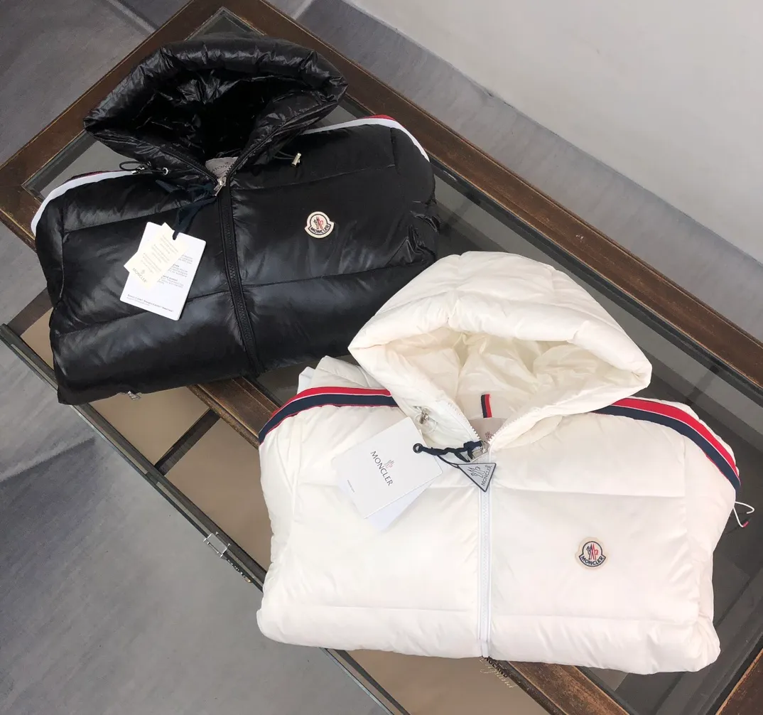 P920 🆕🆕🆕MON*CLER Mouth Covered 🔥🔥Purchasing-grade chip sensor down jacket (couples style) The world's latest down jacket is here...except that it is not on the counter, there is really no difference. Accept the most demanding and critical eyes. This down jacket really has nothing to say! Every detail is worthy of your repeated consideration. In addition to retaining its powerful down craftsmanship, more fashion elements are added, making it more and more beautiful and trendy! It’s so eye-catching that you can’t resist its attraction!  Not only does it look handsome, it is made of thick windproof fabric, and it is also filled with down with sufficient weight and excellent fluffiness. The interior is filled with European standard 90 goose down, and the inner liner refuses any possibility of velvet!  Made of Longue Saison nylon with down filling and pudding quilting. Hooded hood with drawstring and Moncler lettering. Zippered side pockets. Two-way zipper closure on the front. Adjustable elastic cuffs with snap button closure. A zippered hidden pocket is also made on the sleeve. The shoulders are regularly cut, and the body has a straight cut. Exterior: 100% polyamide/nylon; Lining: 100% polyamide/nylon; Filling: 90% down, 10% feather; 1 material: 100% polyamide/nylon. Each down jacket has more than 400 grams of down filling. A true cost-effective cold-resistant weapon. Color: black, white. Size: 1, 2, 3, 4, 5