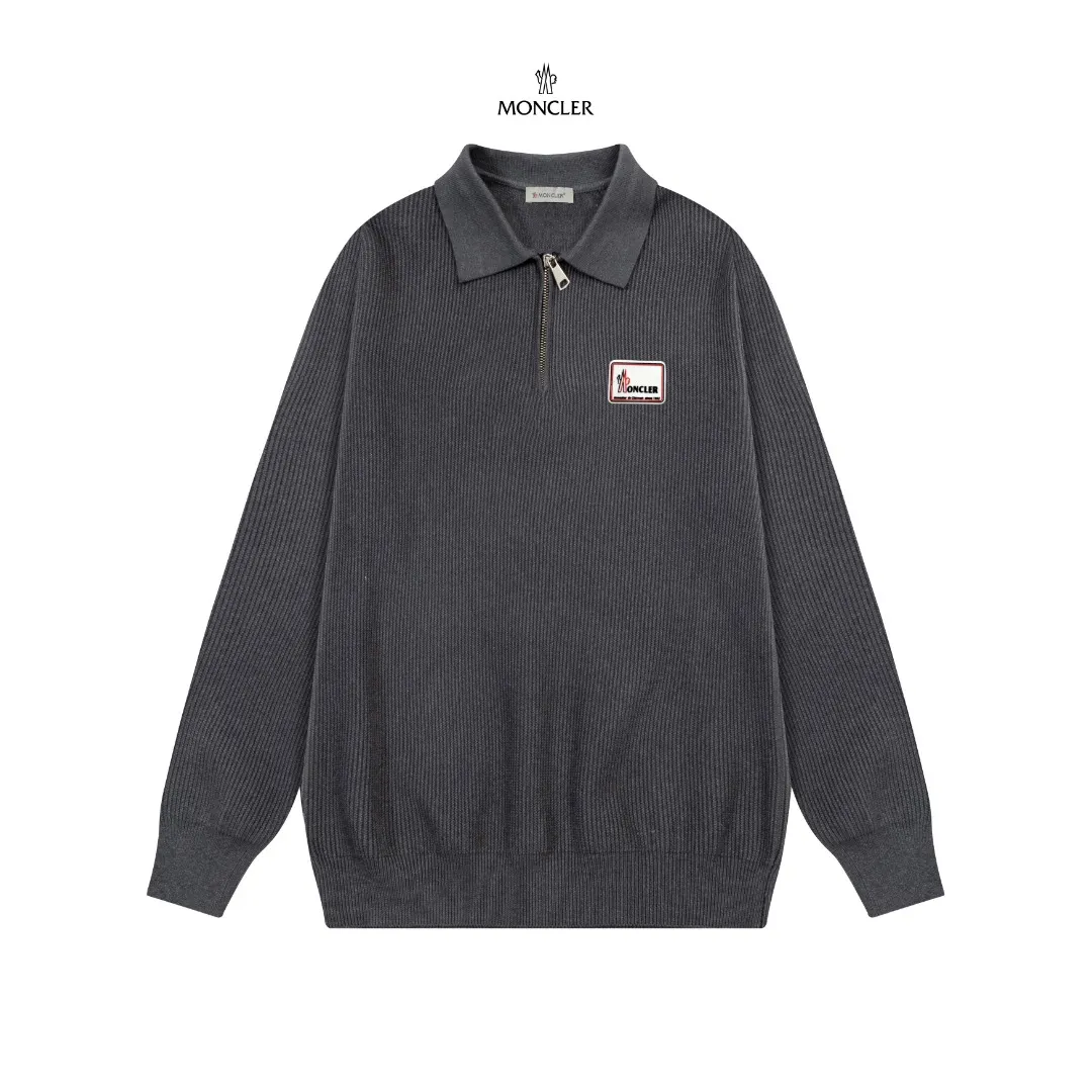 P250 Moncler masked zipper lapel sweater, the latest 2025 casual Polo wool sweater.  The texture is delicate, soft and comfortable, skin-friendly and warm, not easy to deform, simple and high-end style, and the logo on the chest is very exquisite and perfect! The upper body effect is very strong 👍 Color: black, gray Size: S-XL