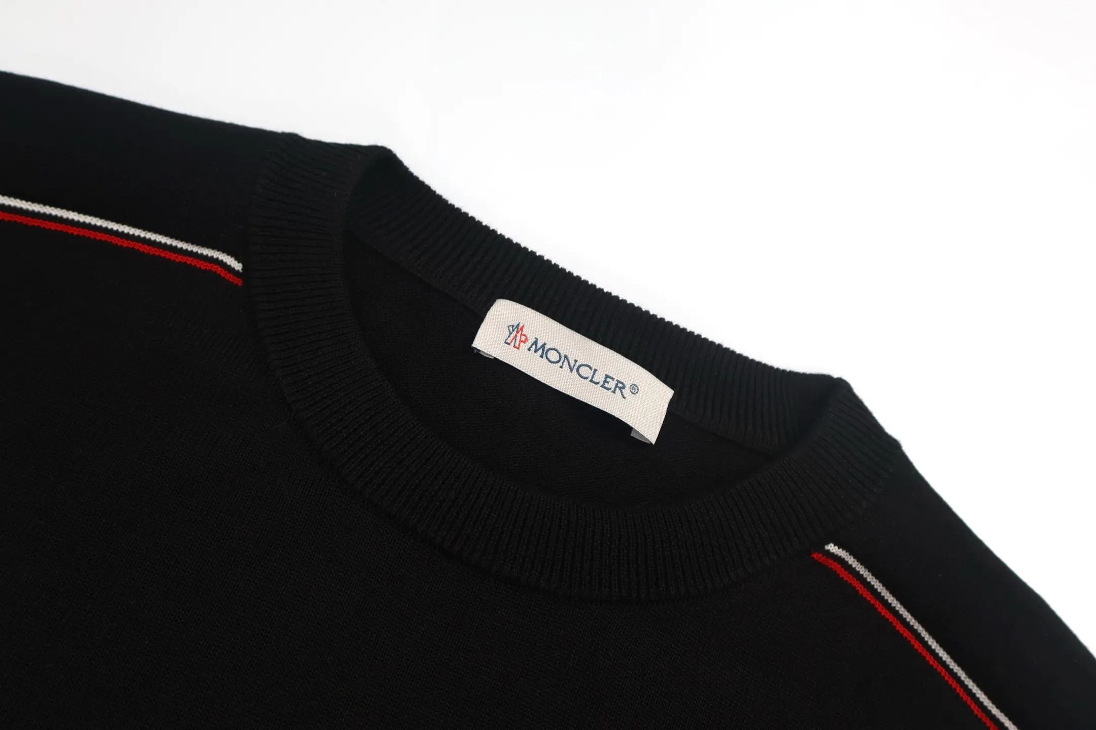 P440 Exclusive supply] Moncler color-blocked shoulder knitted sweater (black). The original version was purchased and developed at 5550. It is spun with custom-dyed black pure cotton yarn and has a computer-printed jacquard red and white color-blocked shoulder pattern. Made with imported 16-needle knitting machine. The small mark on the arm is embroidered with red and blue insignia using a BEHRINGER imported embroidery machine, and then a Czech sewing machine is used to sew the upper body side by side. Size:M/L/XL/XXL