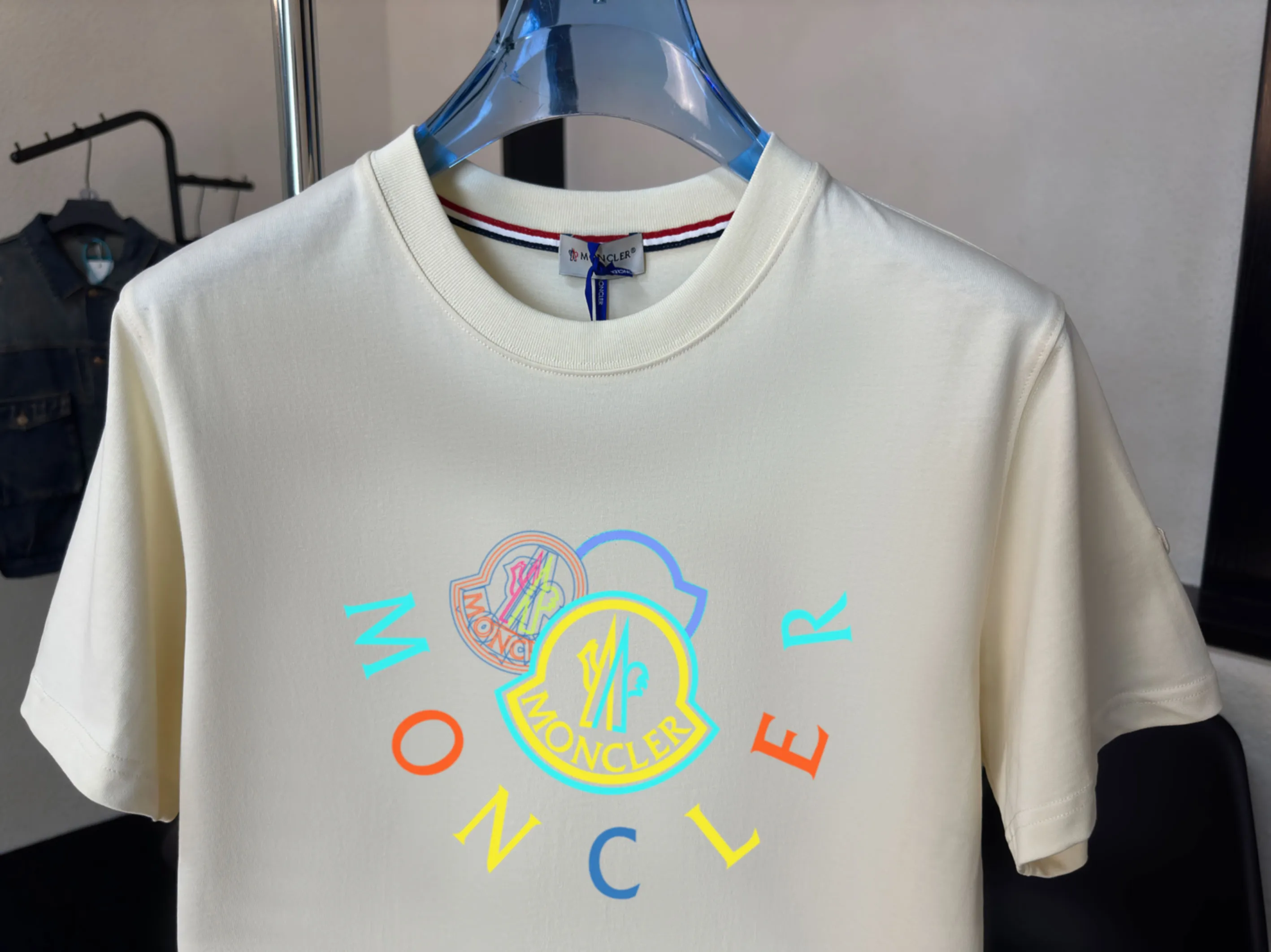 P140 💰Upgraded version "Mobile phone smart sensor ~ NFC chip armband ~ direct access to the official website for anti-counterfeiting" "Moncler ~ Mouth Mouth" 2025 new high-quality round neck short-sleeved T-shirt. The cuffs have imported embroidered labels. Customized dyeing, very comfortable to touch. Super versatile and good-looking short-sleeved. Complete with three labels. Non-market ordinary version. Feel free to compare. Quality is absolutely guaranteed! ‼ First of all, this original fabric is all custom-woven with 32-count double yarn fabric, 250G, and the weight is the same‼ Fine workmanship, double waistcoat method, double waistcoat method, double waistcoat method makes the whole dress more three-dimensional, which is not a craft that ordinary T-shirts can achieve🤪 Size: S-M-L-XL-2XL Color: black, white, apricot, same style for men and women