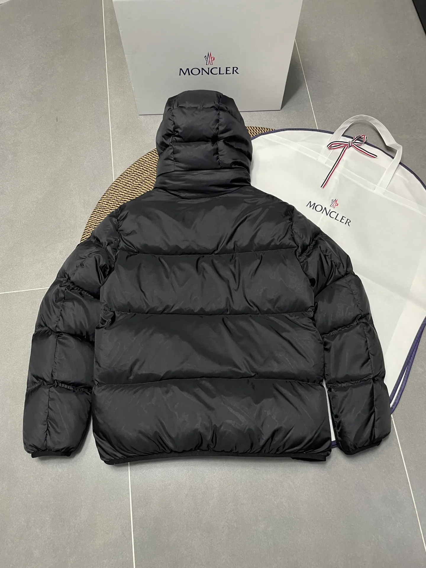 P840 🆕❤️2️⃣0️⃣2️⃣4️⃣🆕Special grade down⬆️Moncler Masac men's short down jacket. A must-have item for fabric control. 2024 new technical fabric. Extremely lightweight. Ultra-light and ultra-white gooseneck filling. Cleanliness ceiling. 850+ fill power. ⚠️Special grade product with complete barcode numbers and consistent with the official website. The tag has built-in NFC electronic sensor anti-counterfeiting. It supports multiple anti-counterfeiting verifications. It comes standard with a full set of gift box packaging at the counter. Masac men's short down jacket is made of protective materials and decorated with geometric quilting, which is lightweight and warm.  The Masac men's down jacket combines cutting-edge fabrics with innovative details. Short design made from lightweight, fine-grained tear-resistant functional fabric for durability and practicality. Lightweight and warm, it's finished with gusseted quilting. Comes with removable hood. Details •Made from ripstop fabric •Fine soft ripstop lining •Down filled •Removable hood •Two-way zipper closure •Zip pockets •Elasticized cuffs and hem Size: 1-5 Black/Blue Couple's